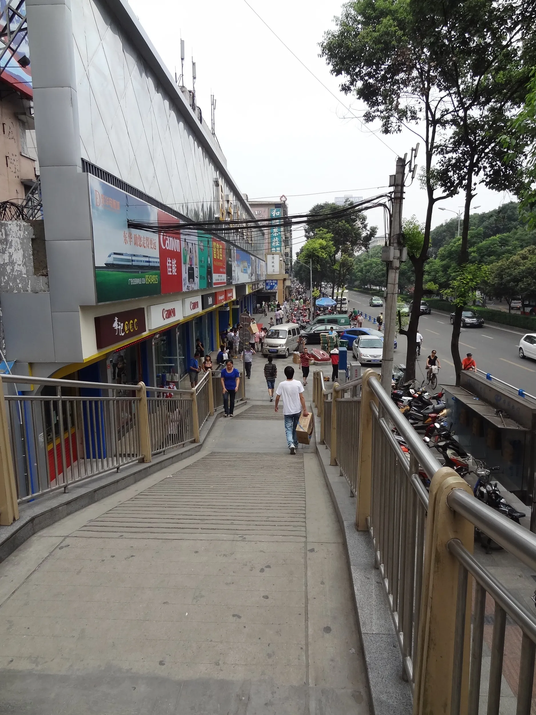 電気街の様子と歩道橋