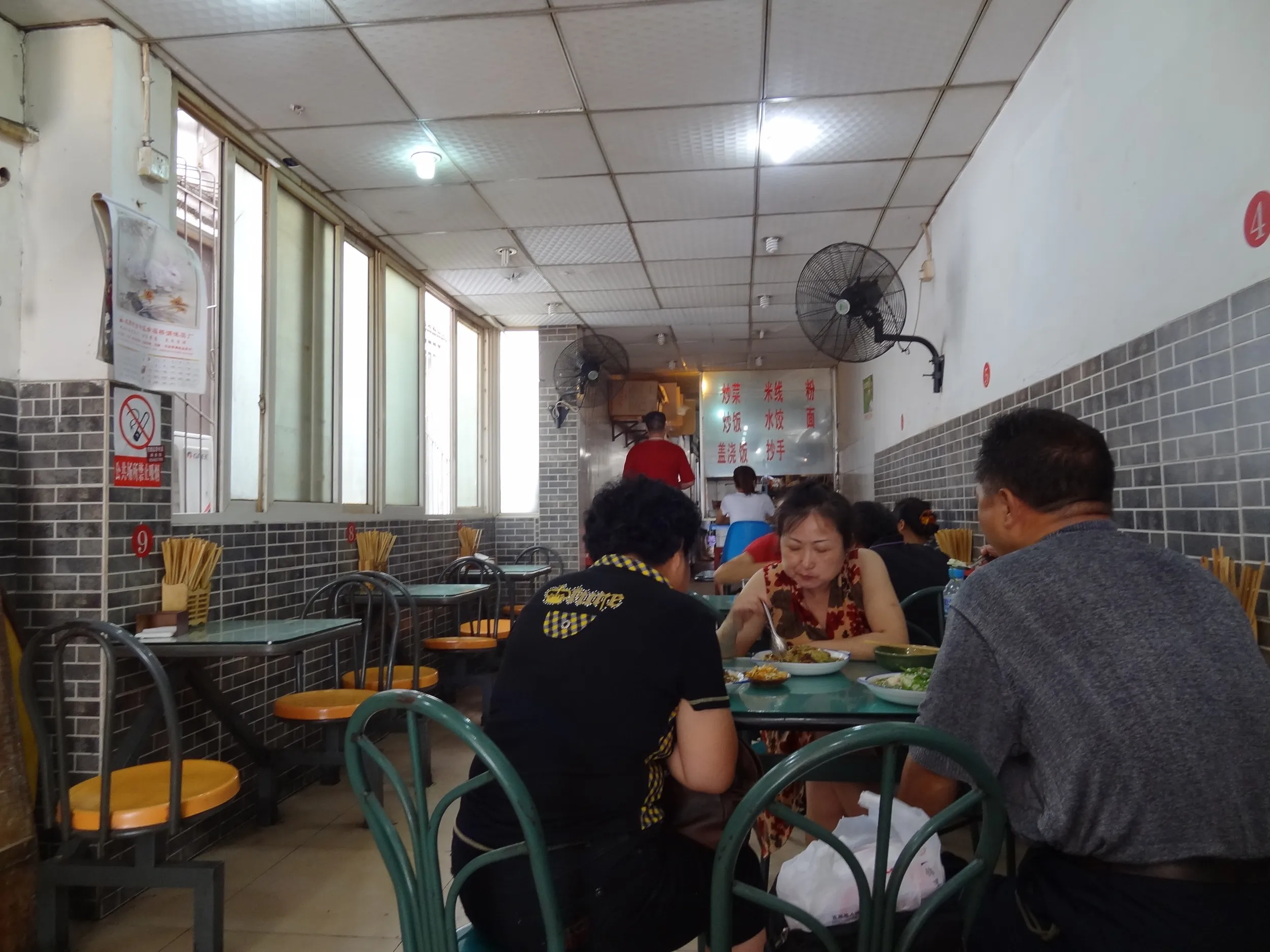 ユースホステスの裏付近にある食堂