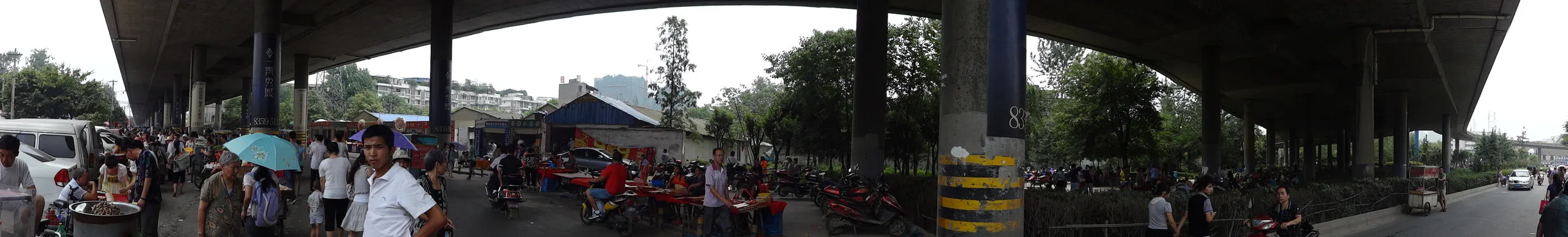 高速道路の下の露店