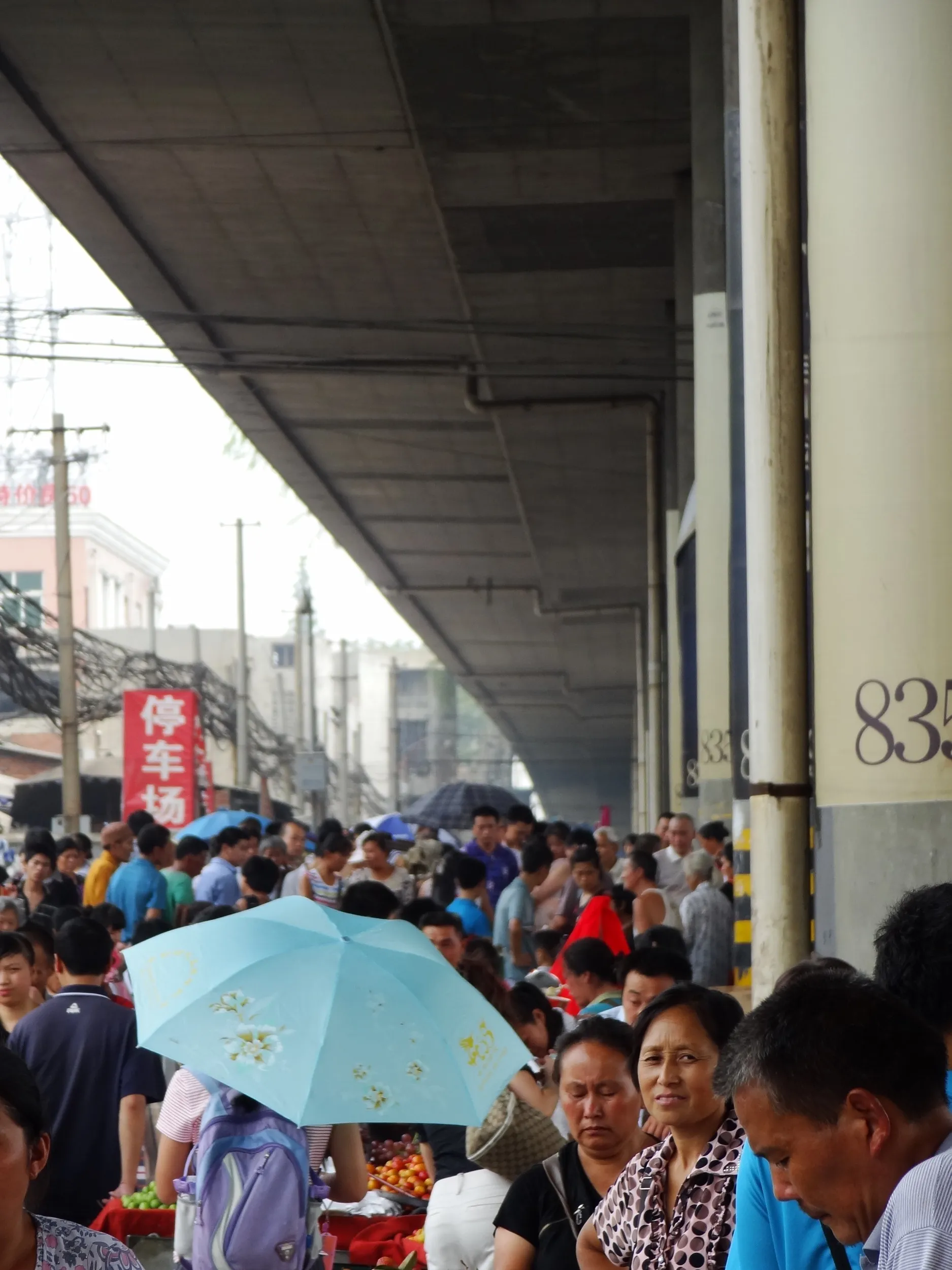 高速道路下の露店と風景