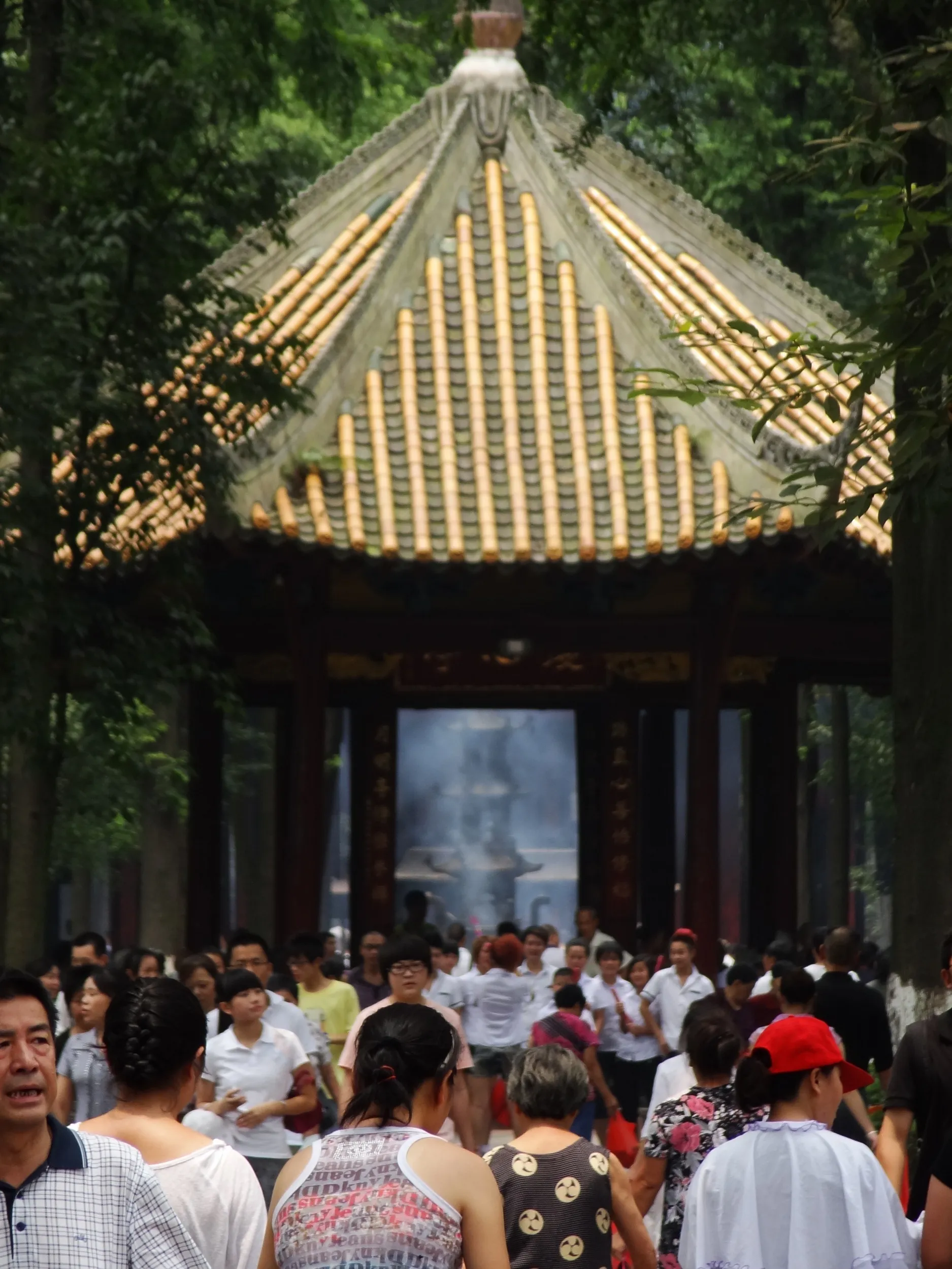 寺院内と観光客