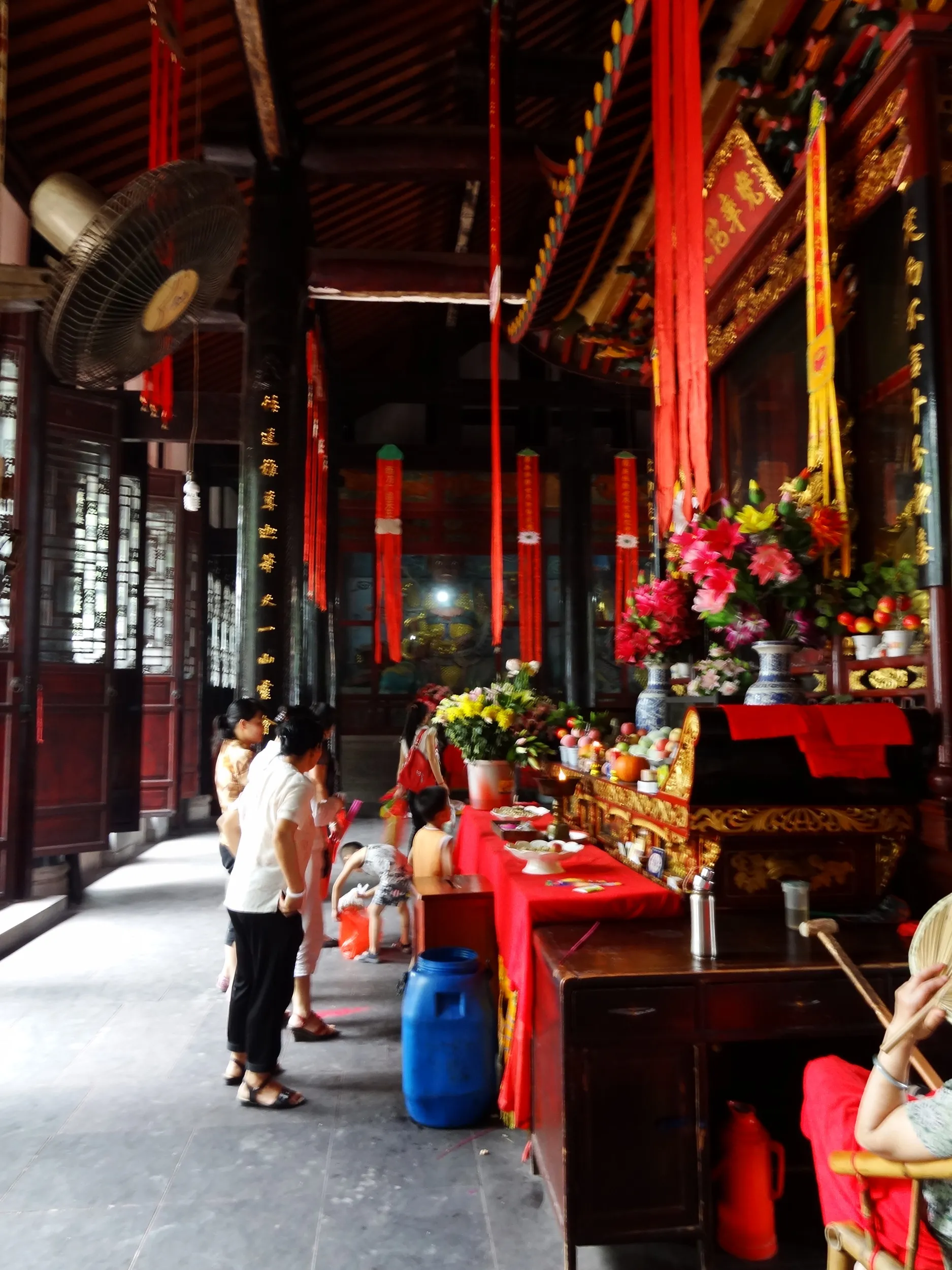 仏殿の内部と参拝客
