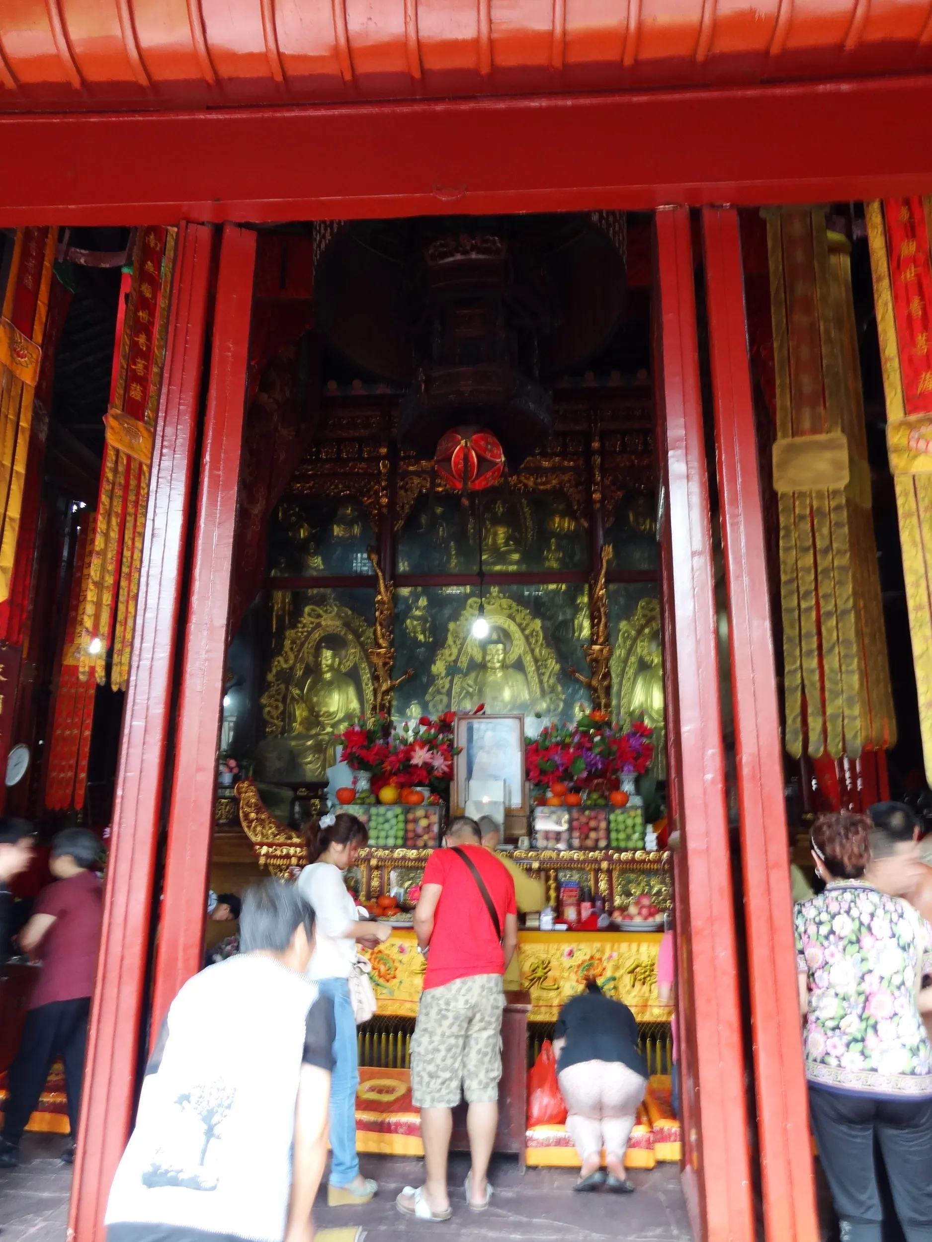 参拝客がたくさんいる