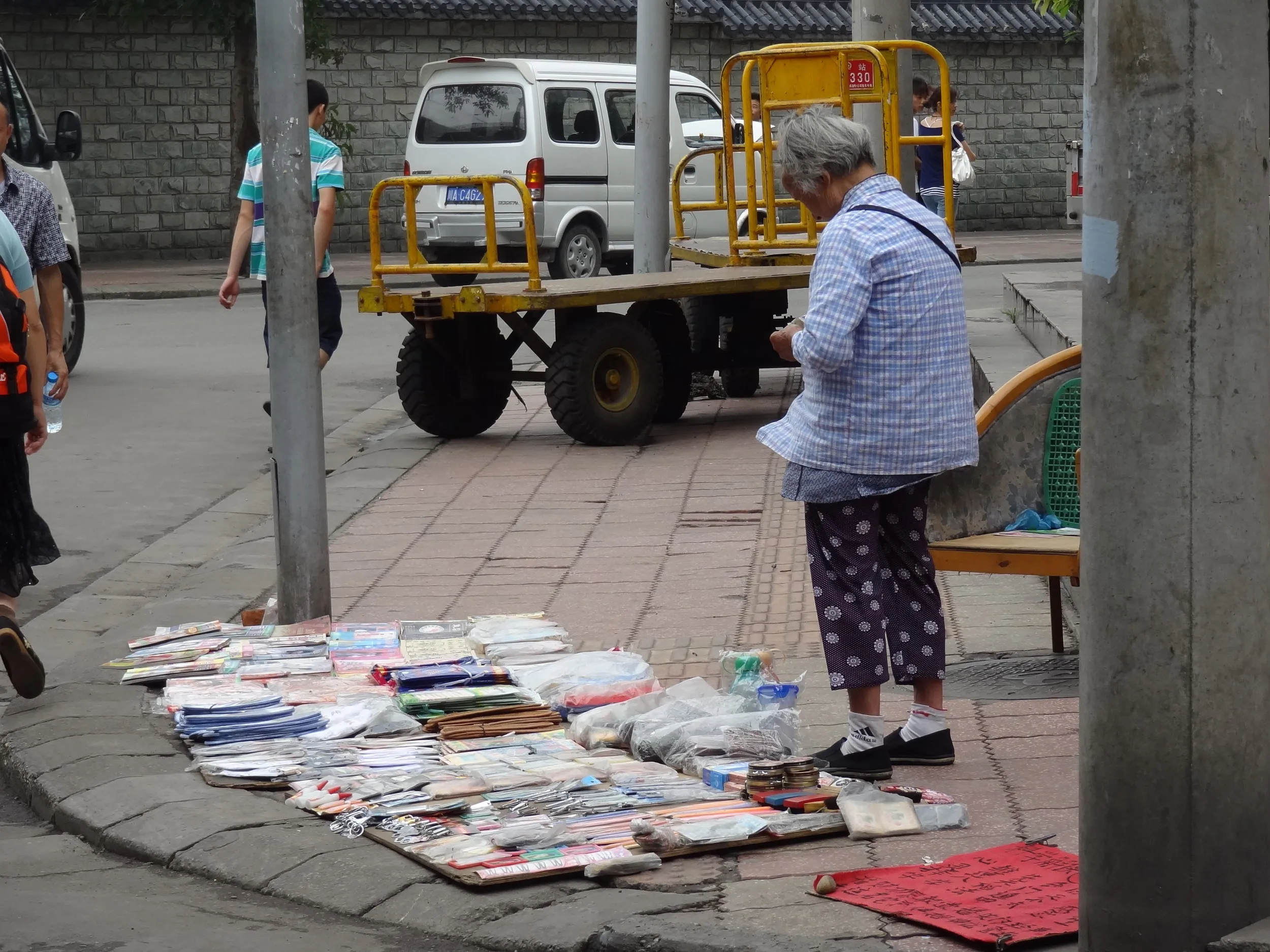 路上販売するおばさん