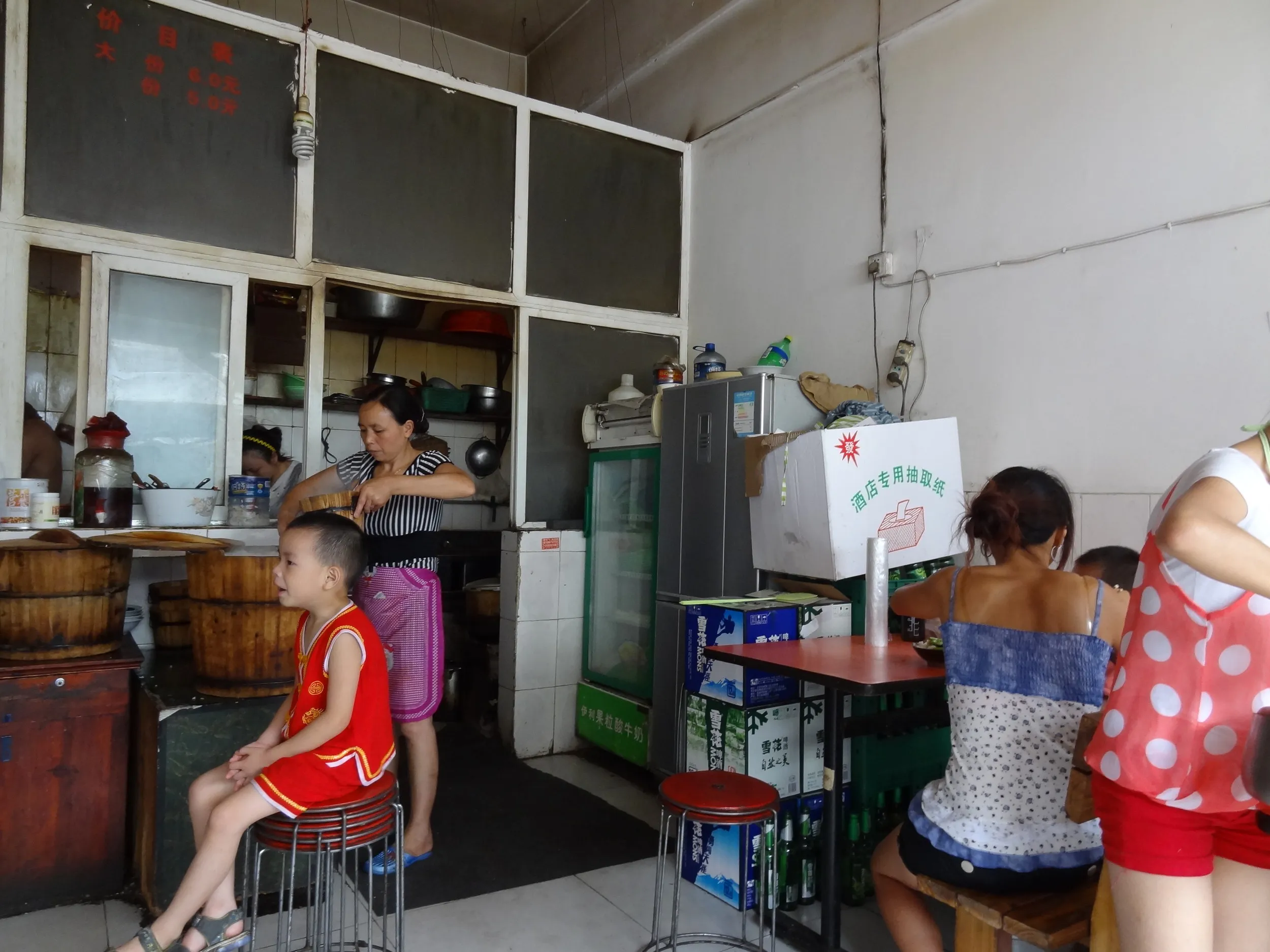 清潔な食堂の様子