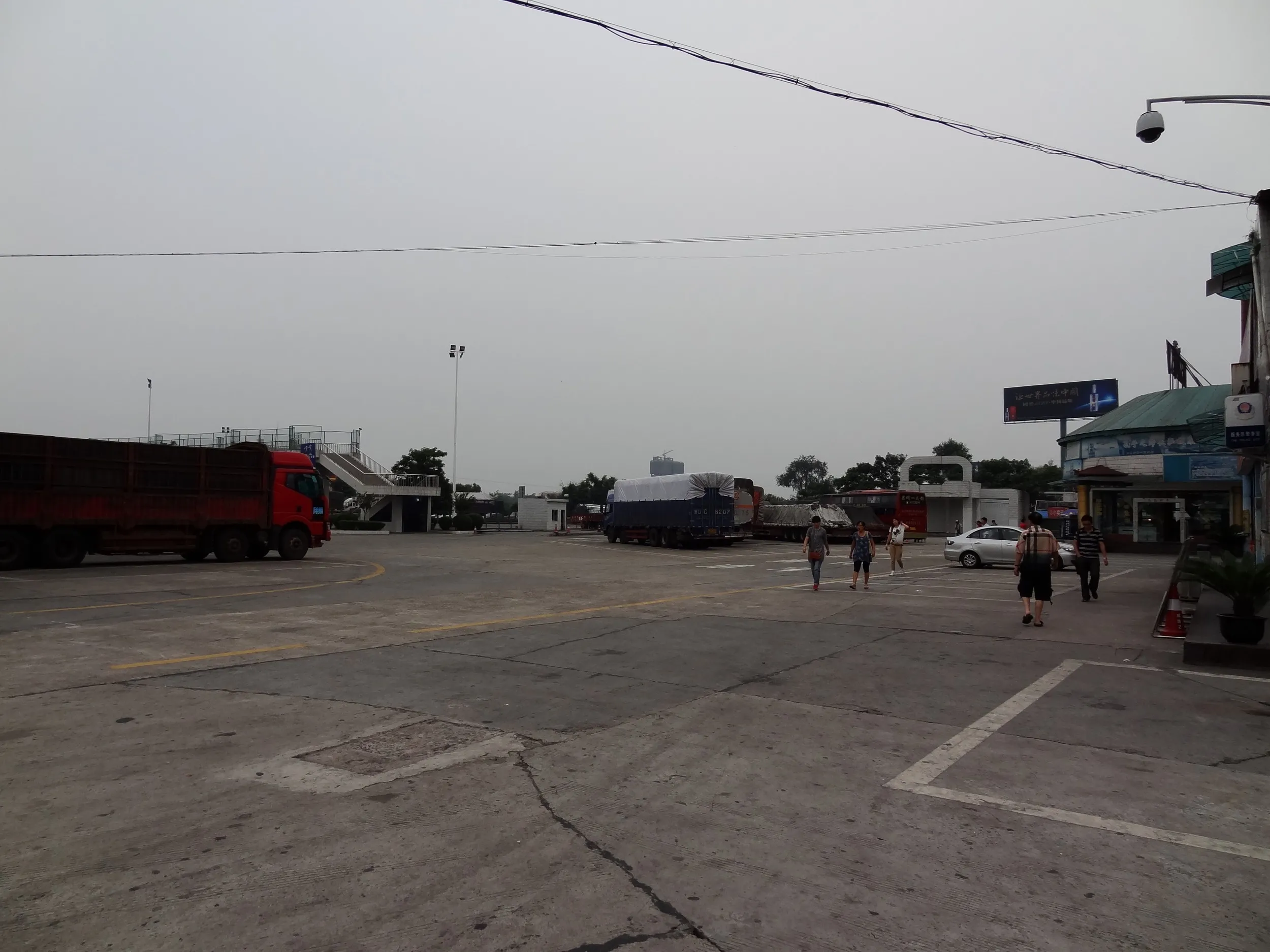 休憩所に停まる寝台バス