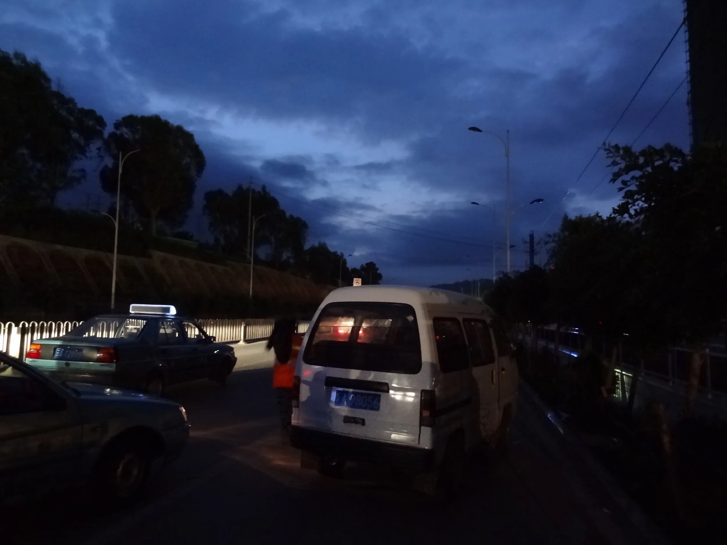 白タクやタクシーが集まる様子