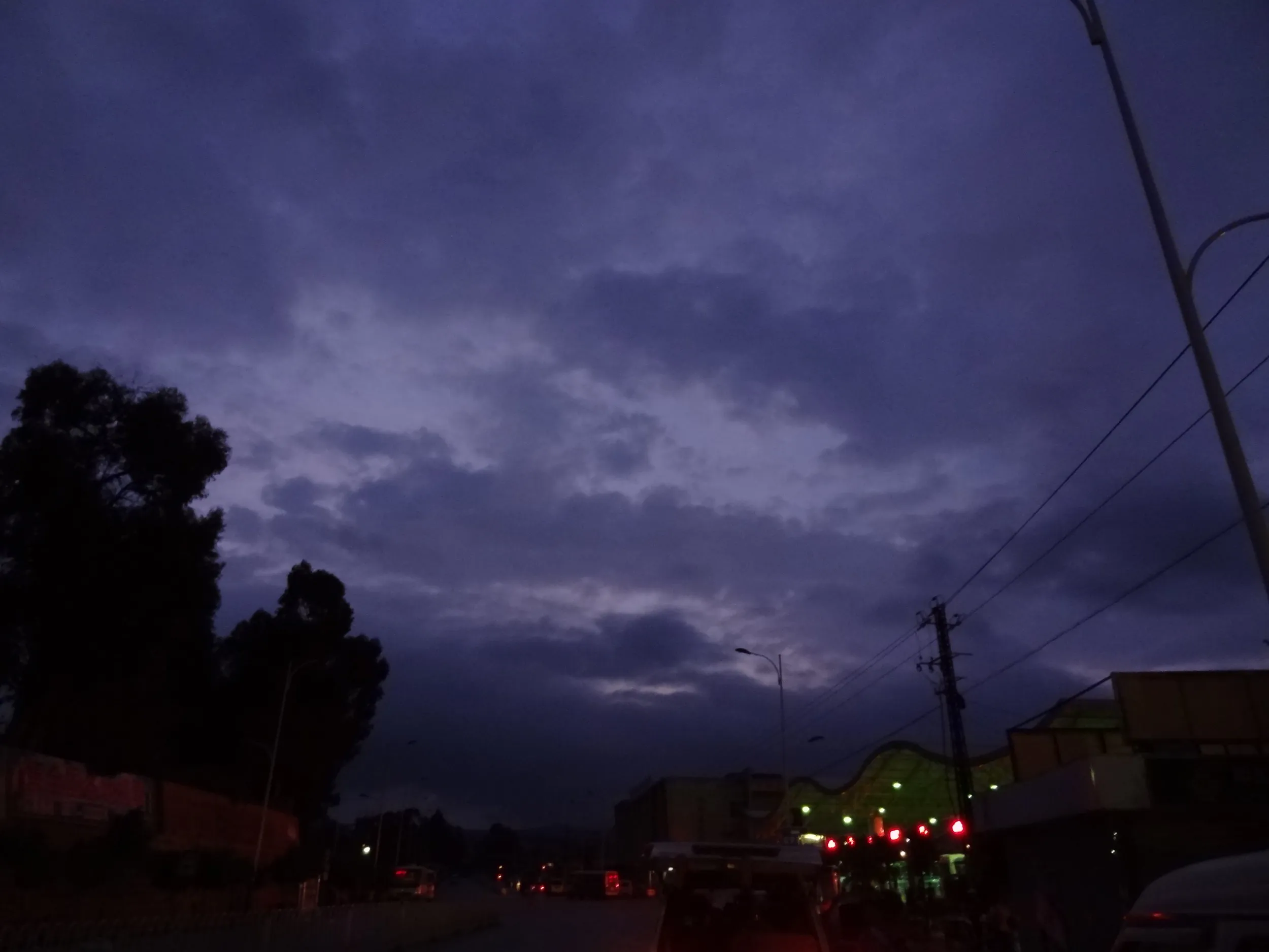 明るんで来た昆明の空