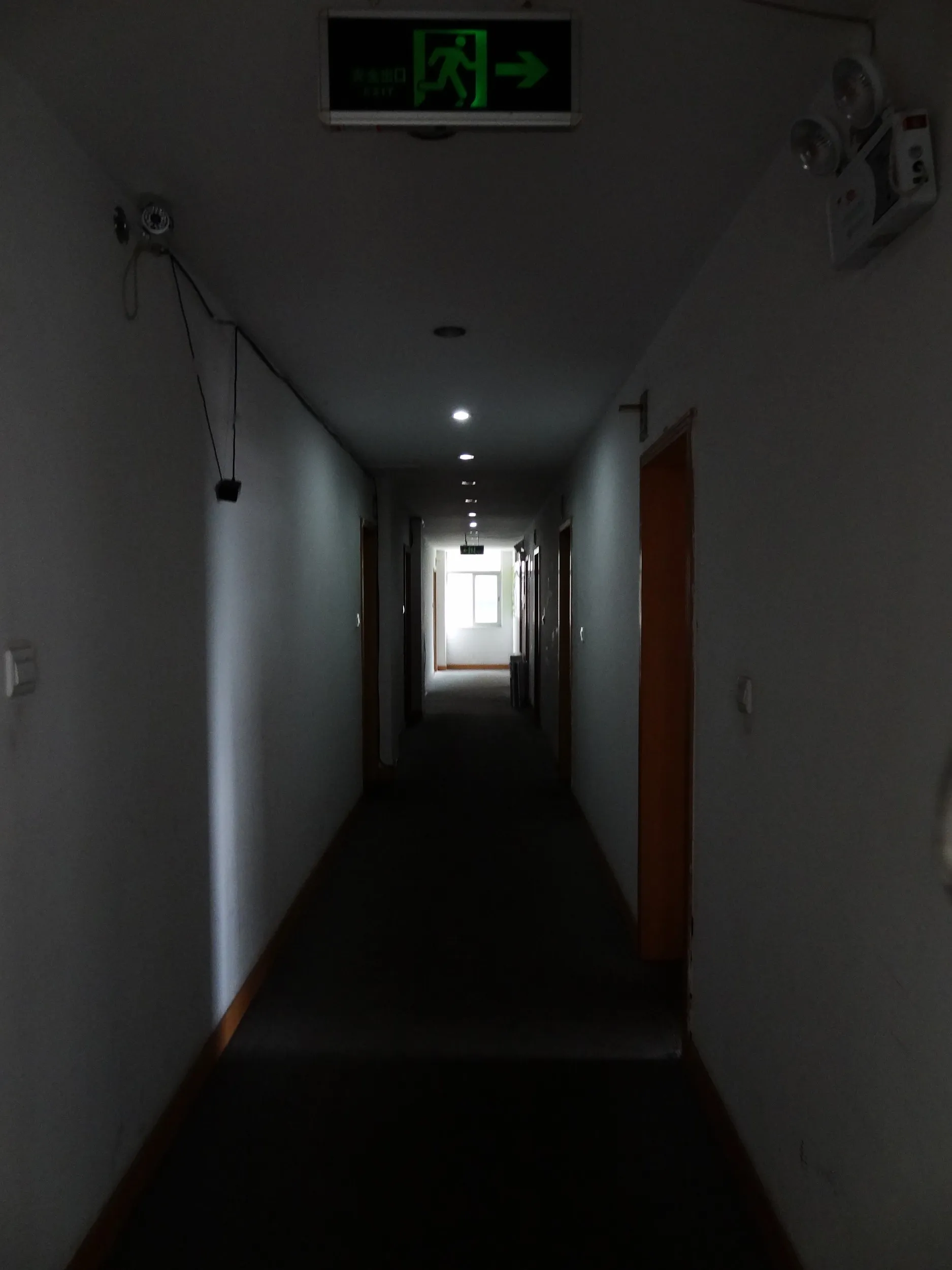 ユースホステルの通路