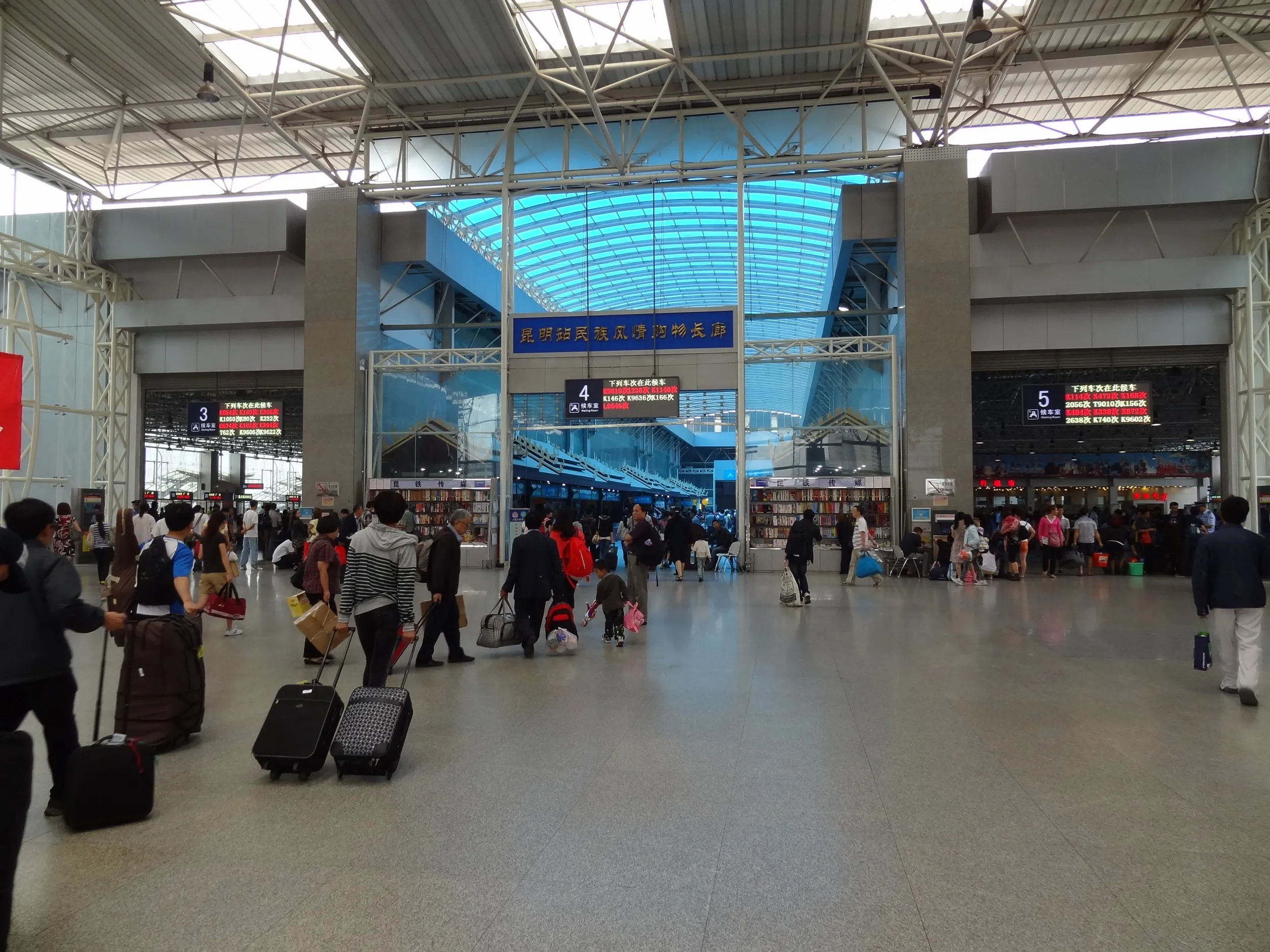 昆明駅構内の様子