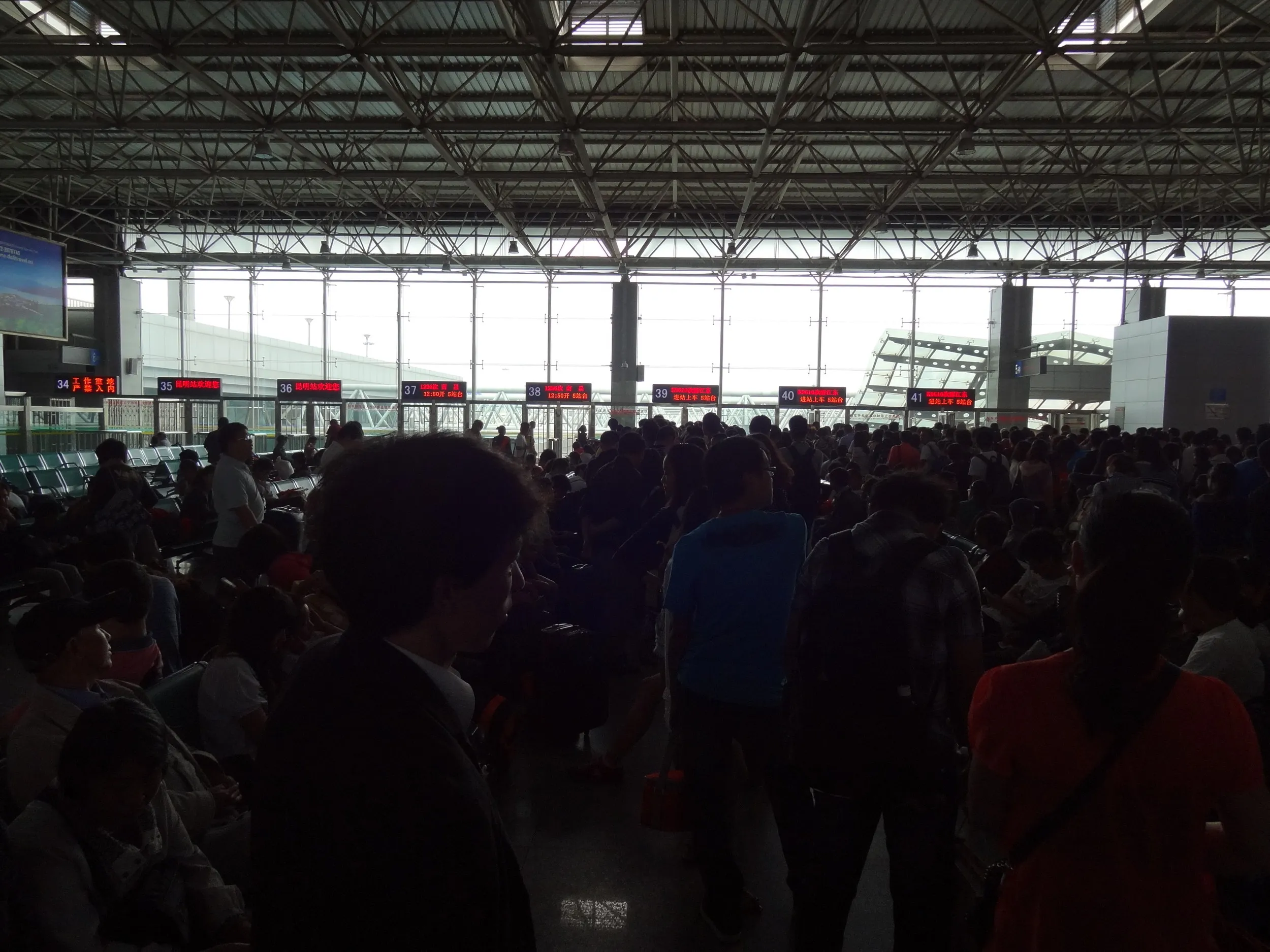 昆明駅の待合室