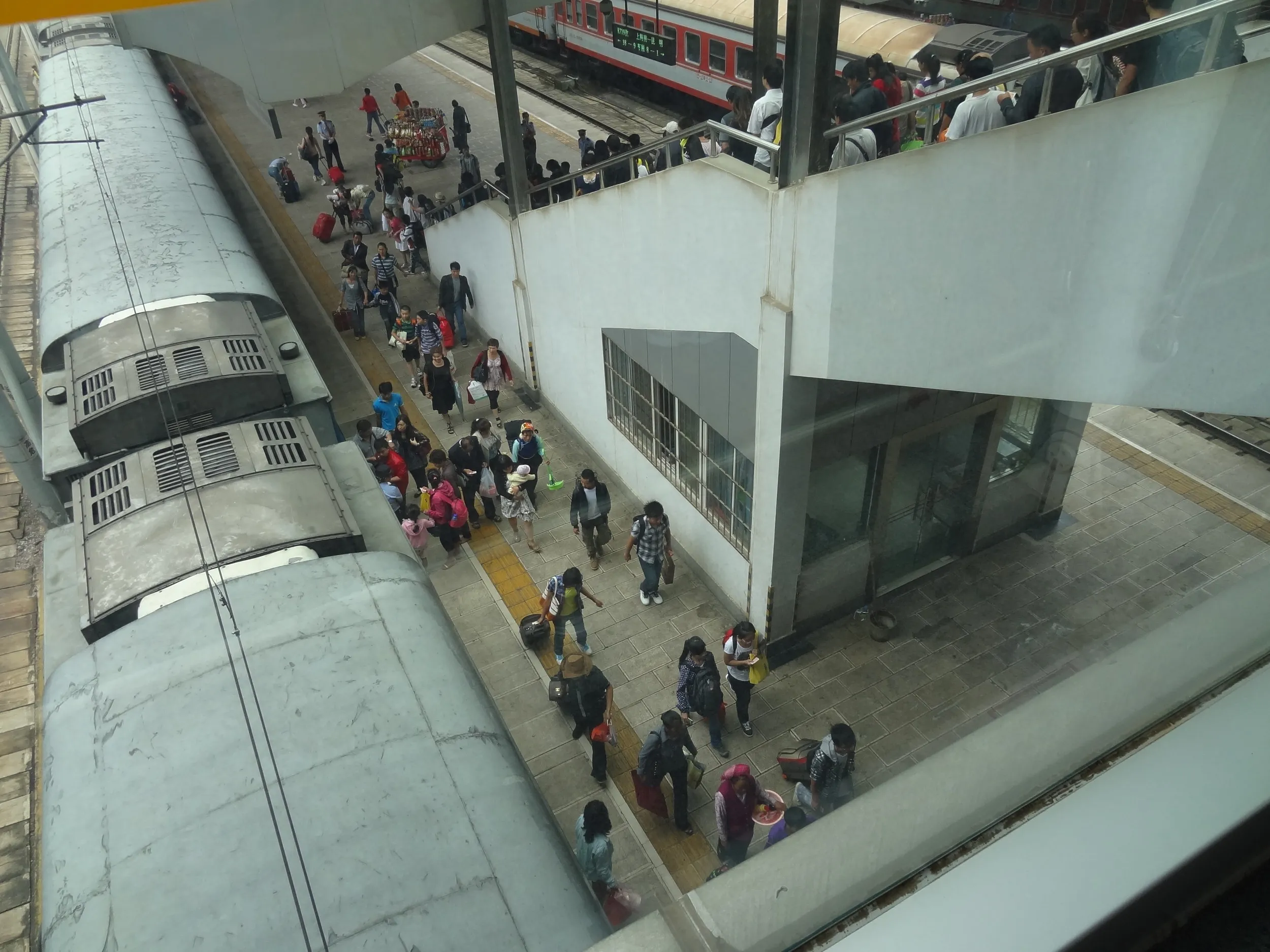昆明駅のホームと列車