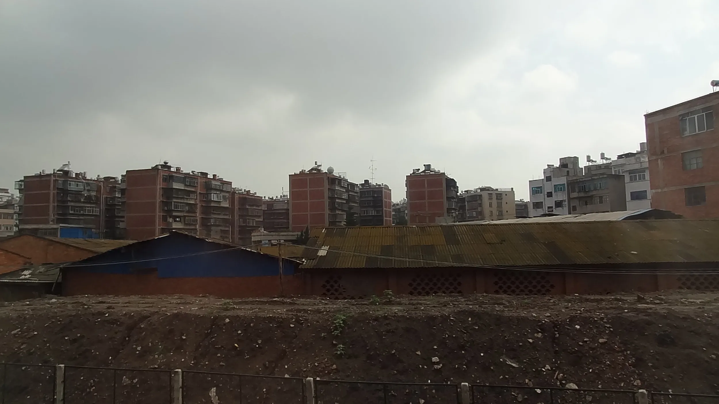 昆明郊外の車窓風景