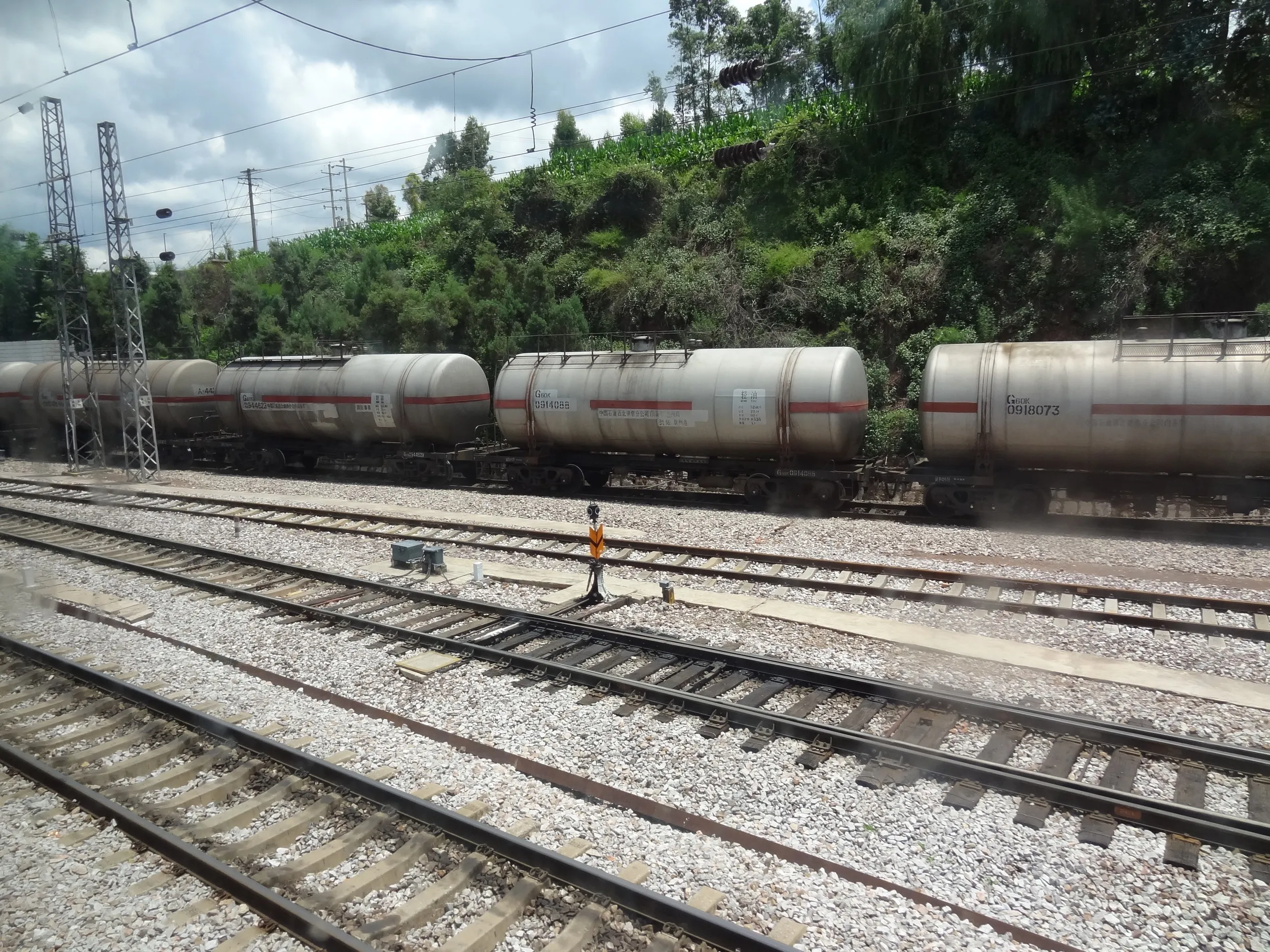 タンクを積んだ貨物列車