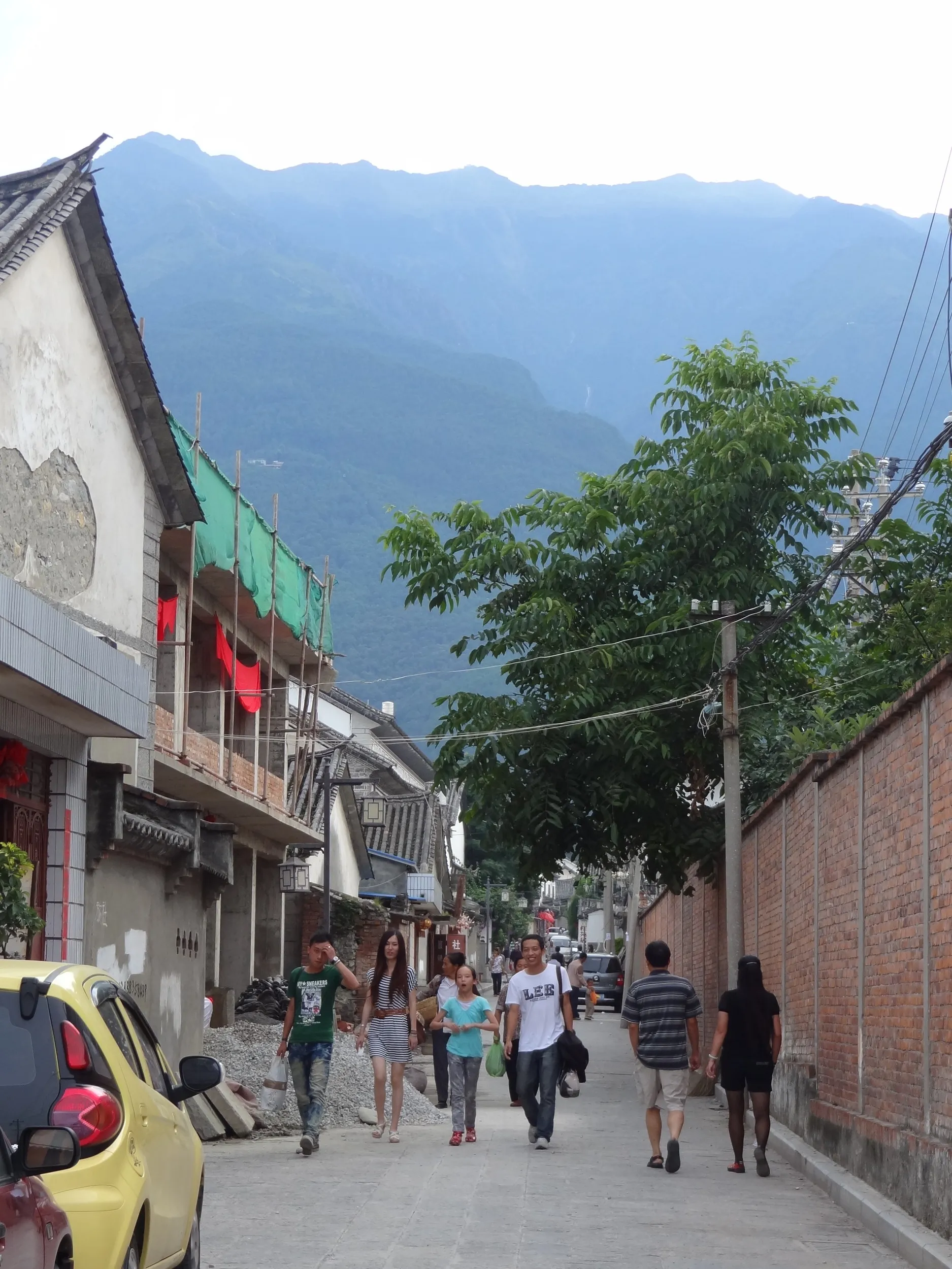 裏路地と観光客