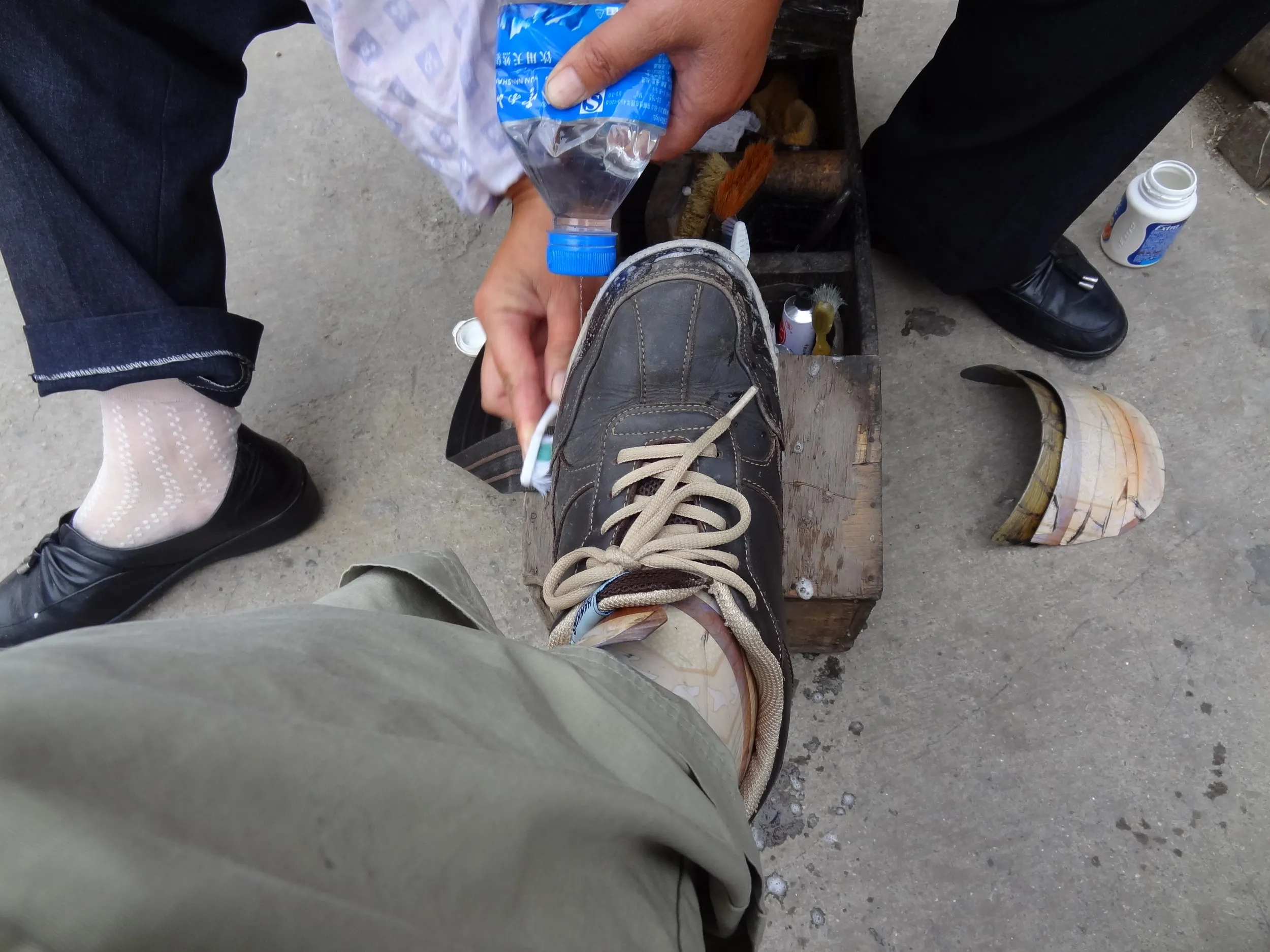 バスターミナルで靴を磨いてもらう