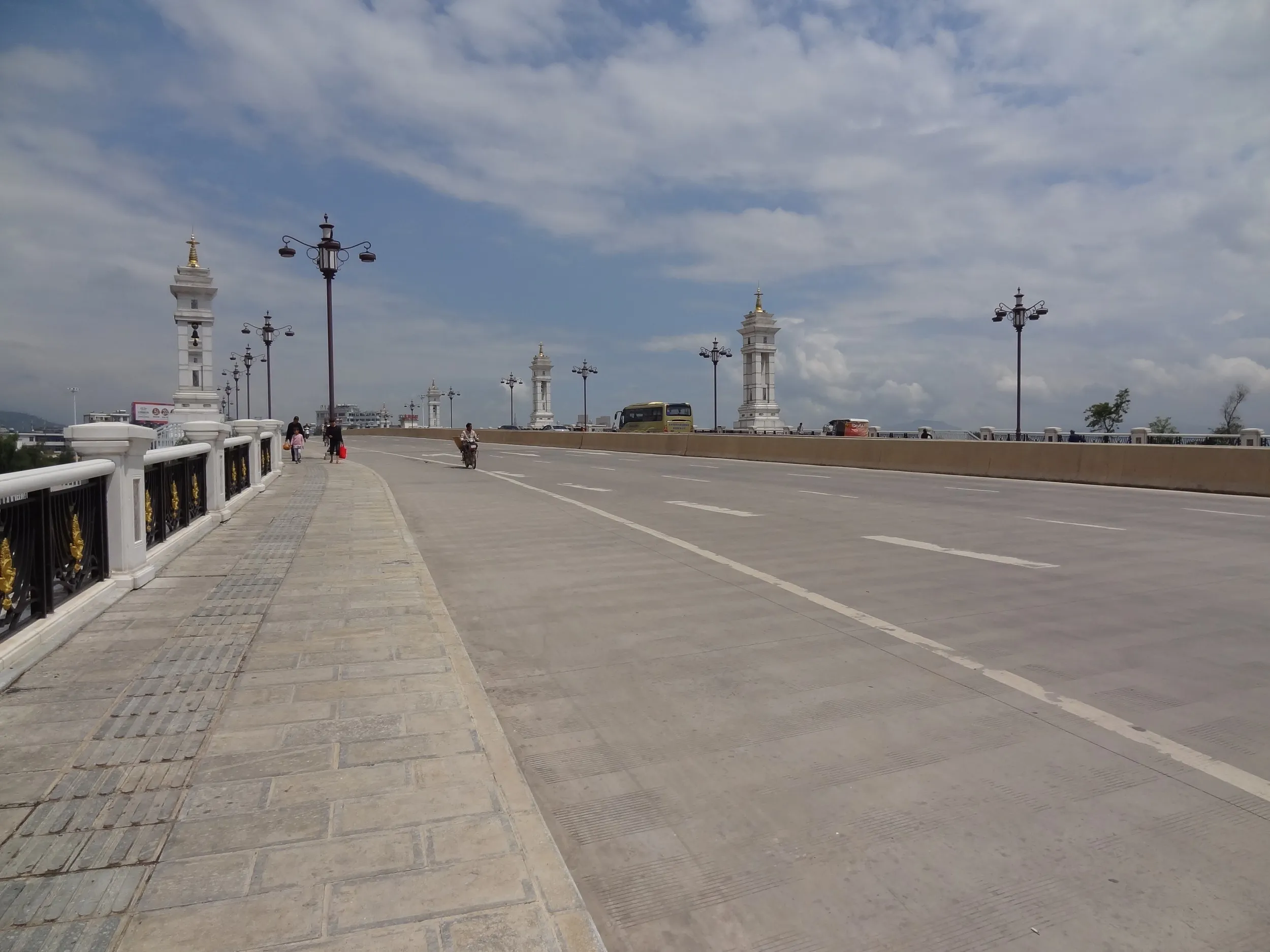 洱海にかかる興盛北路の橋