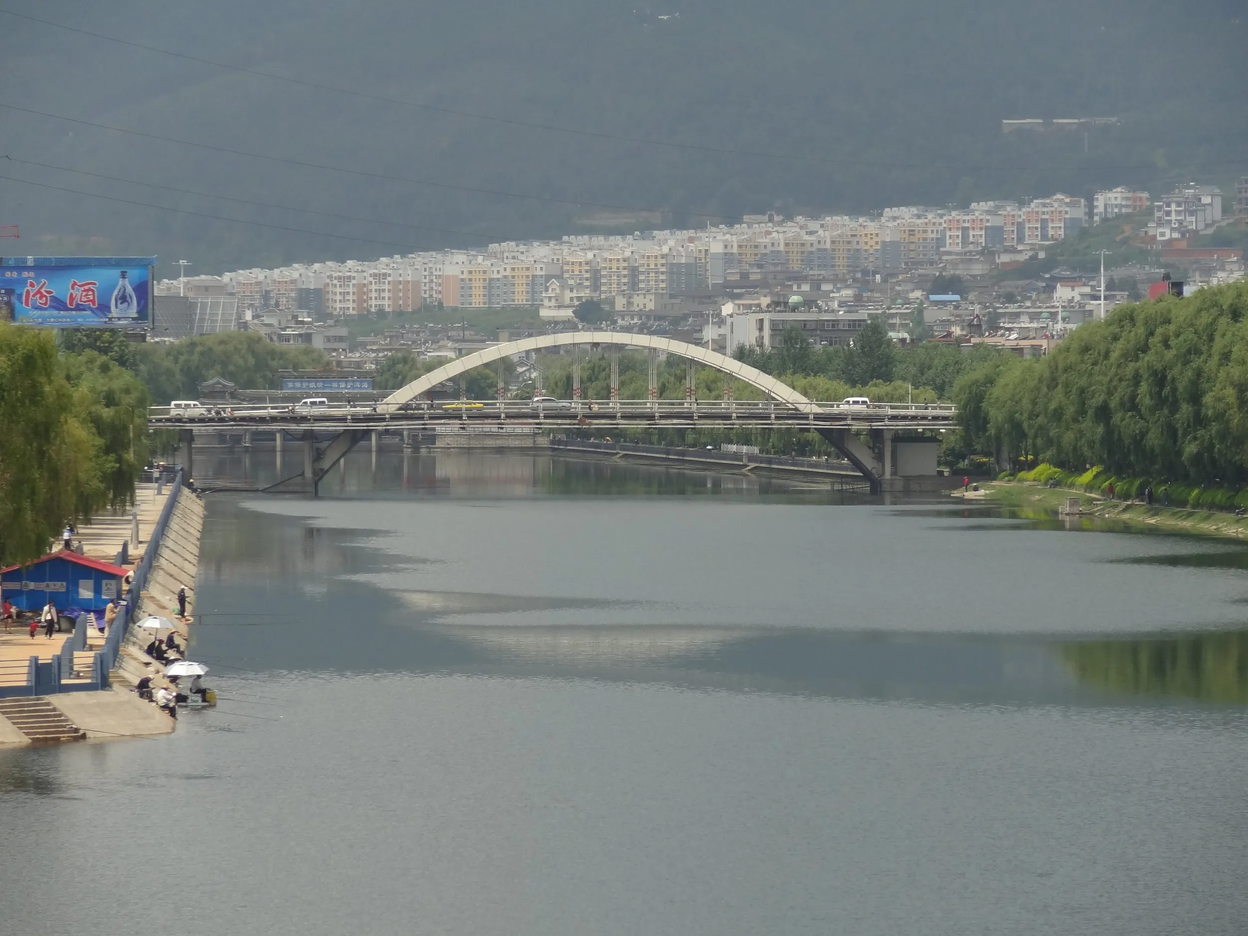 橋の上から洱海の南側を撮影