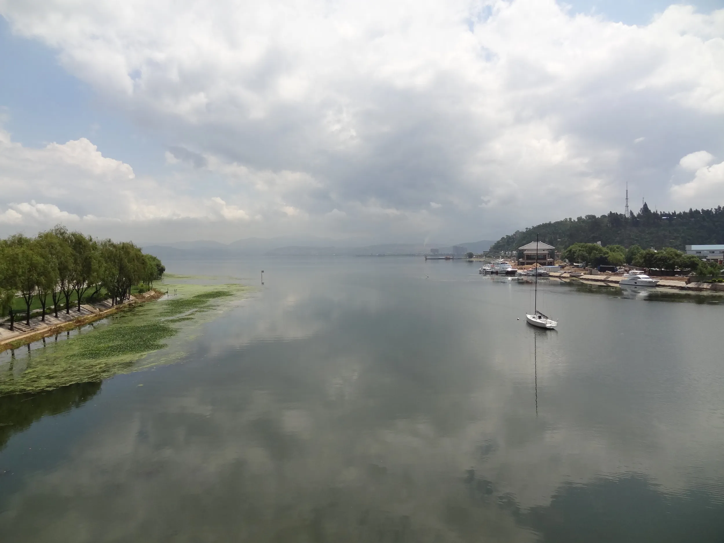 洱海に浮かぶヨットと風景