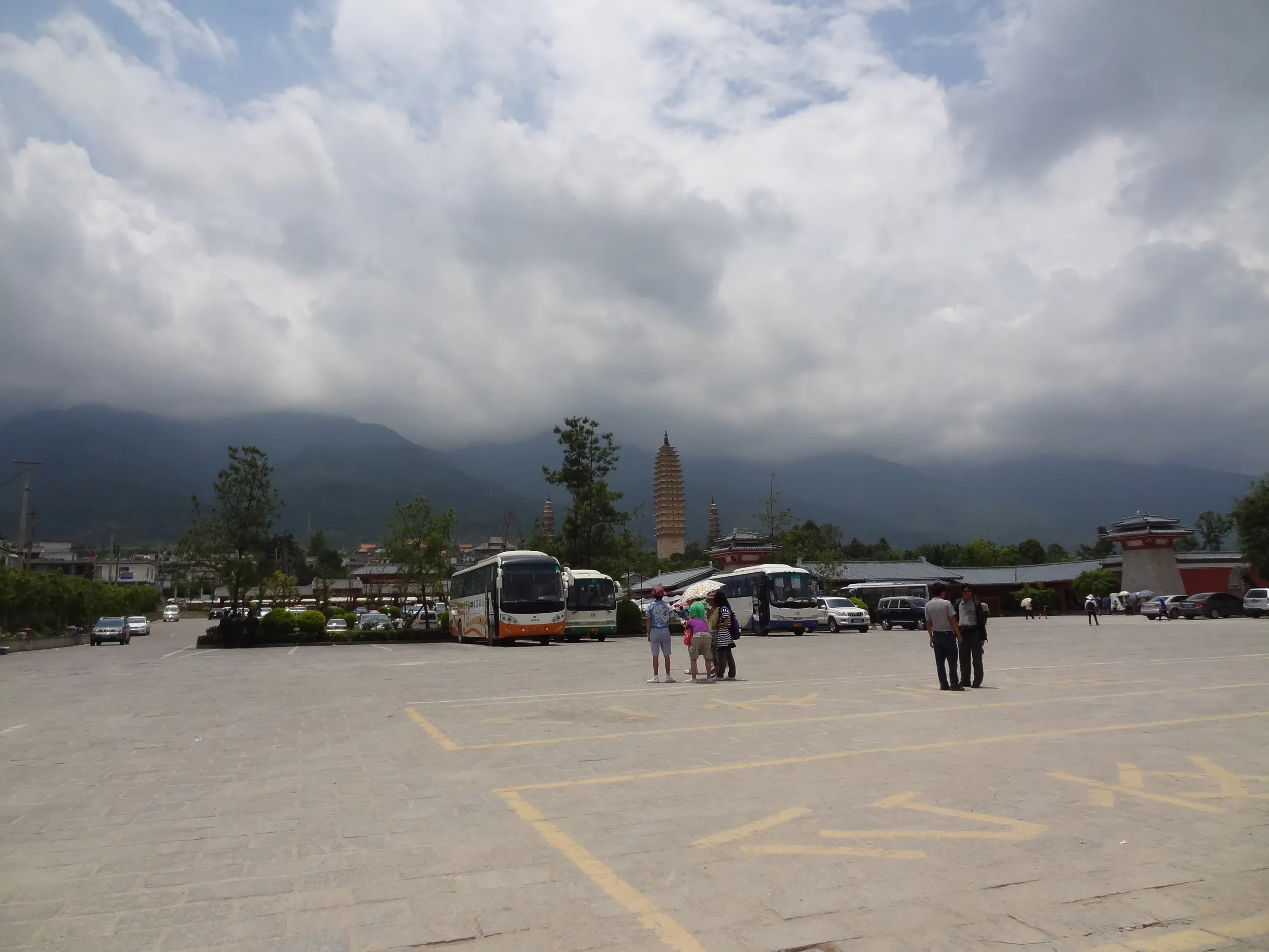 大理の崇聖寺の駐車場