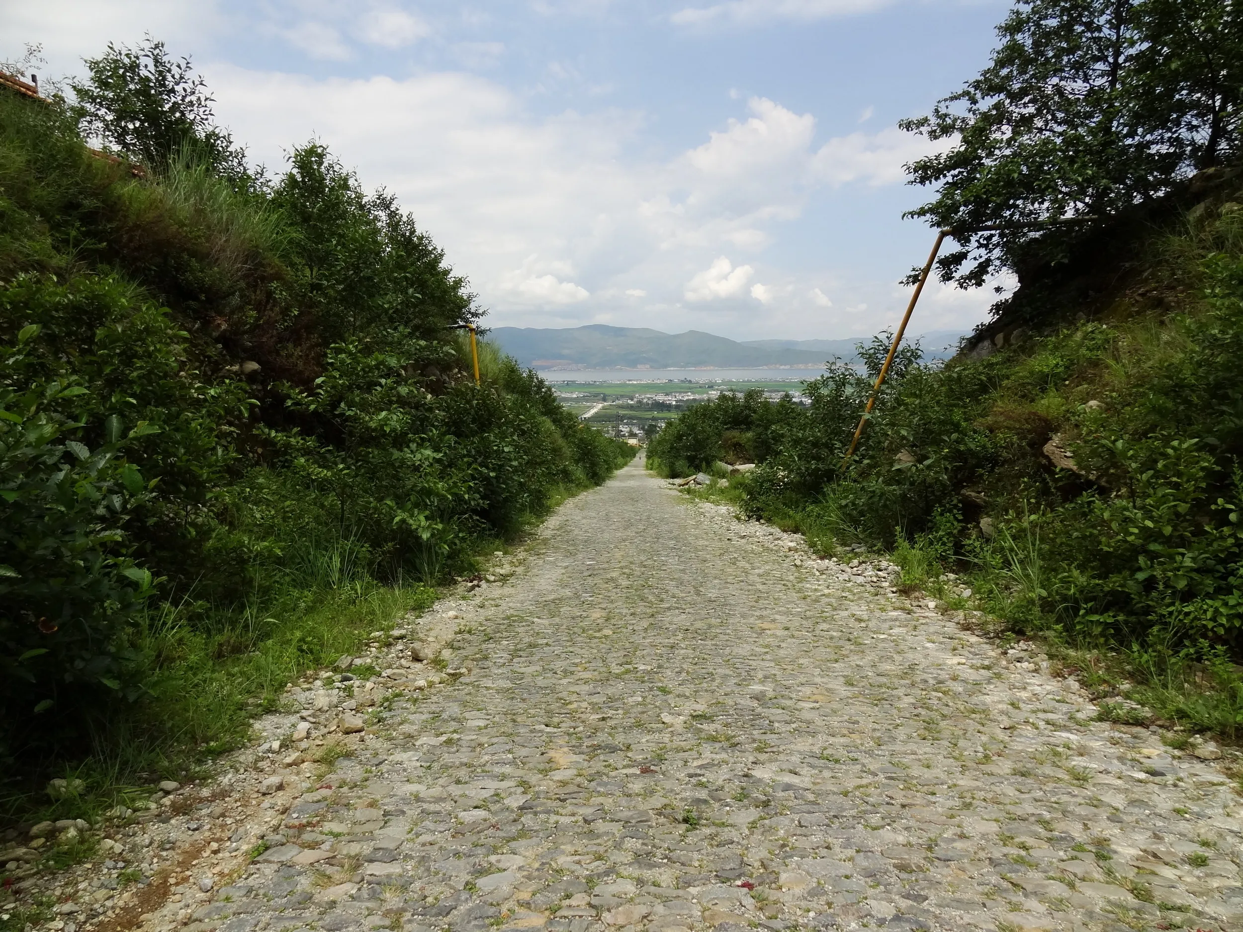 蒼山へと続く石畳の山道