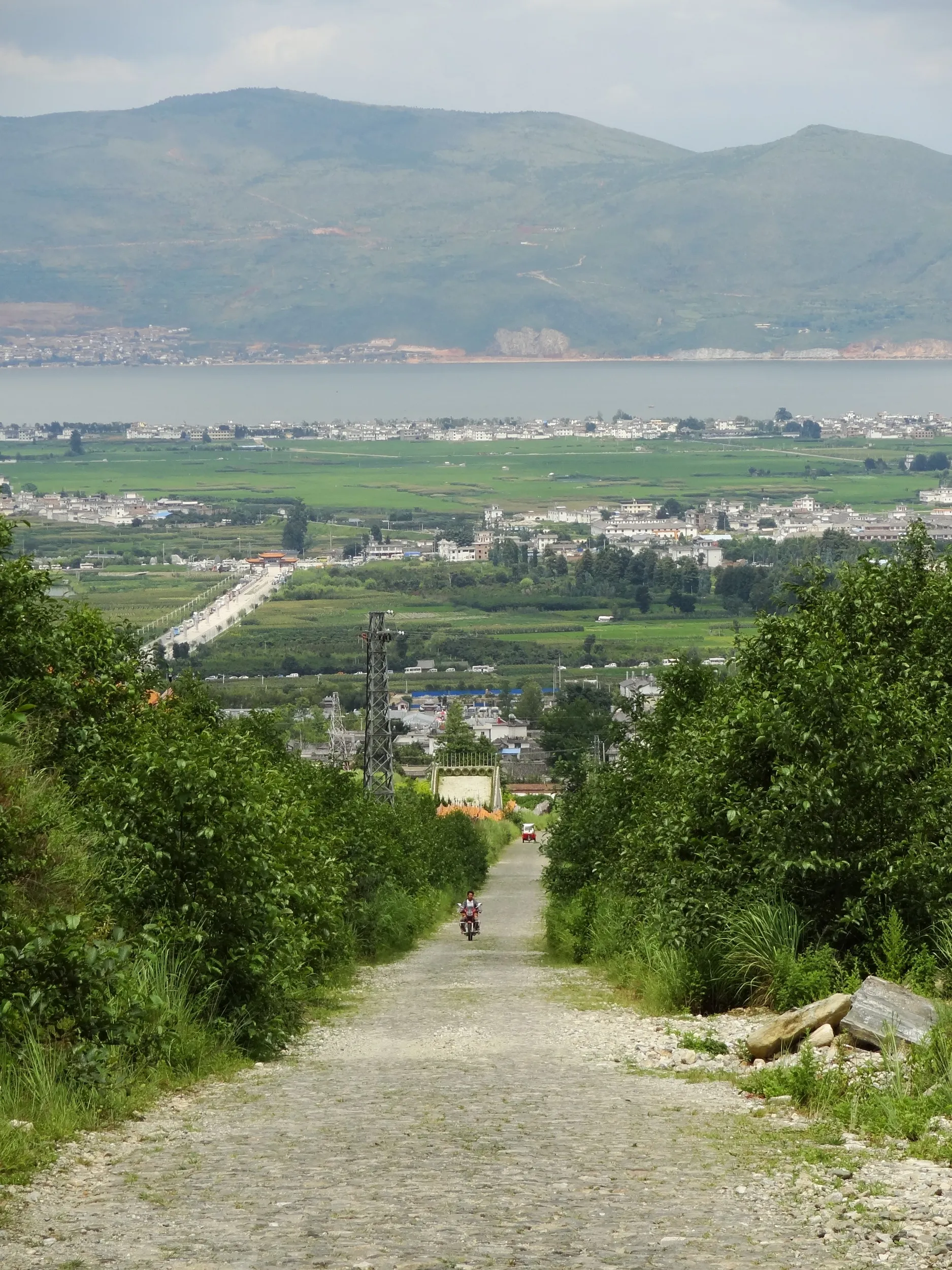 山道から大理の街並を眺めた風景写真