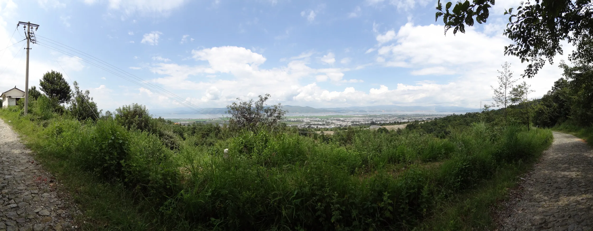 蒼山の山道と大理の風景 パノラマ撮影