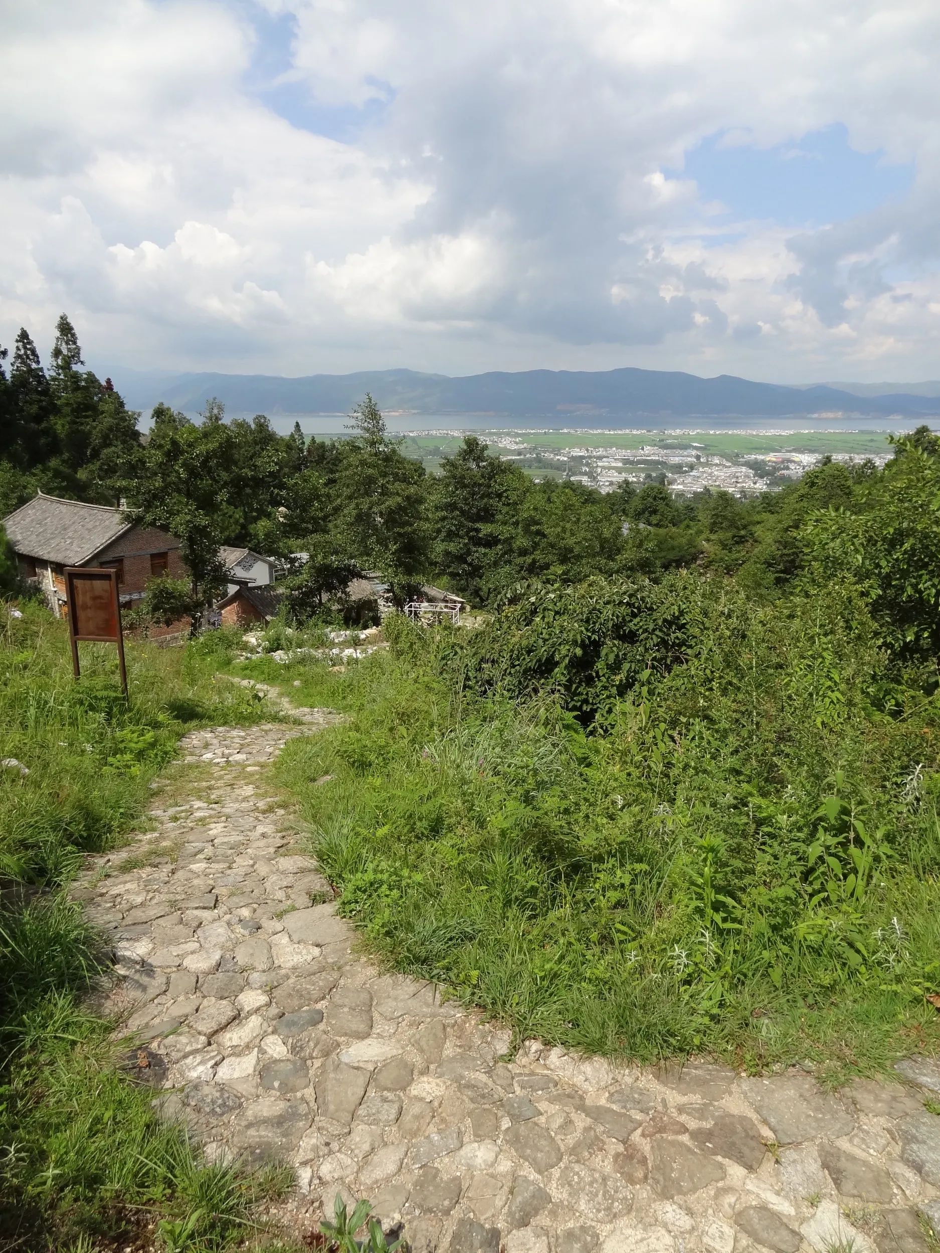 蒼山の桃渓谷から見た大理の街並と洱海の風景