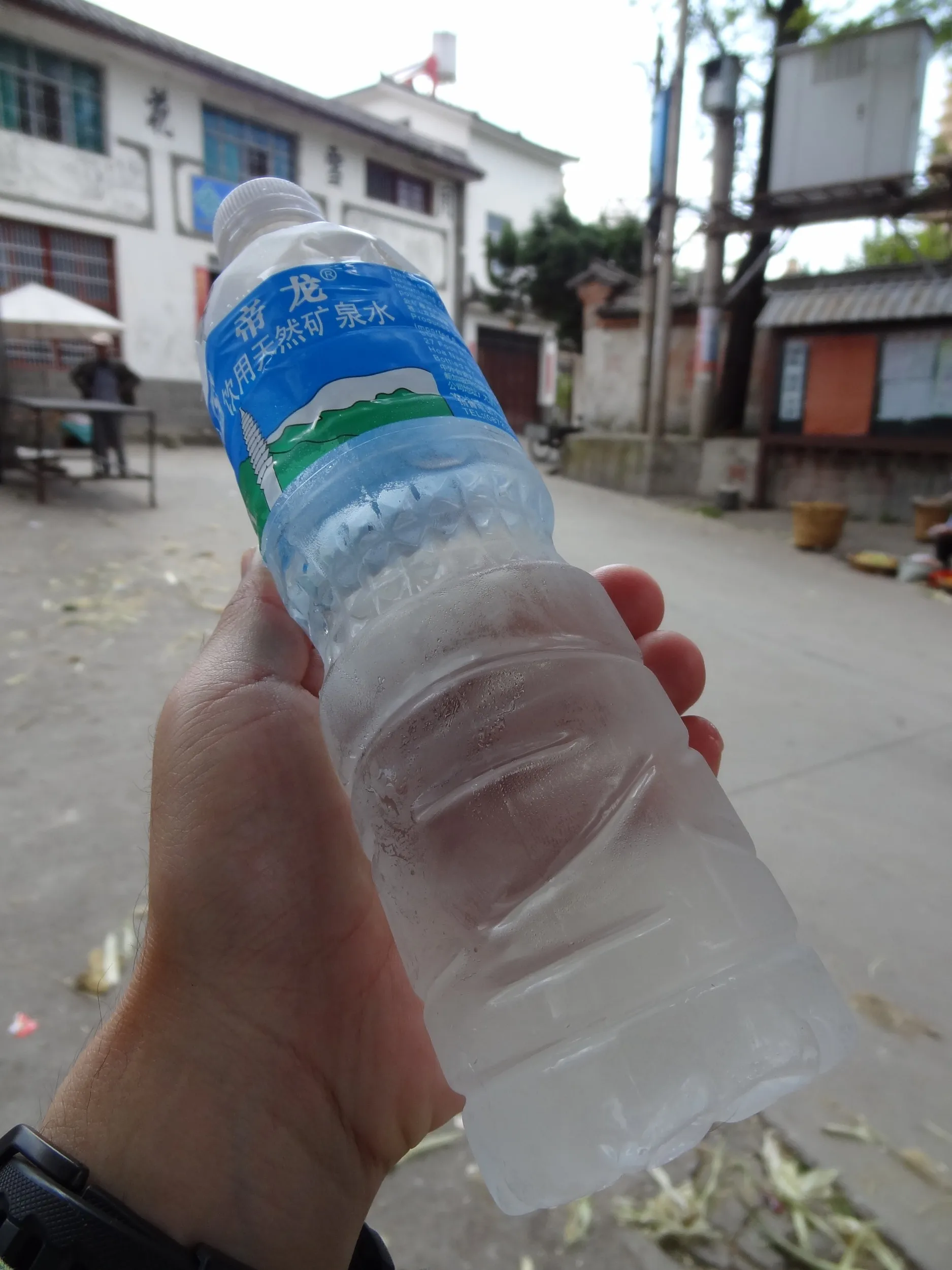 商店で買ったミネラルウォーター