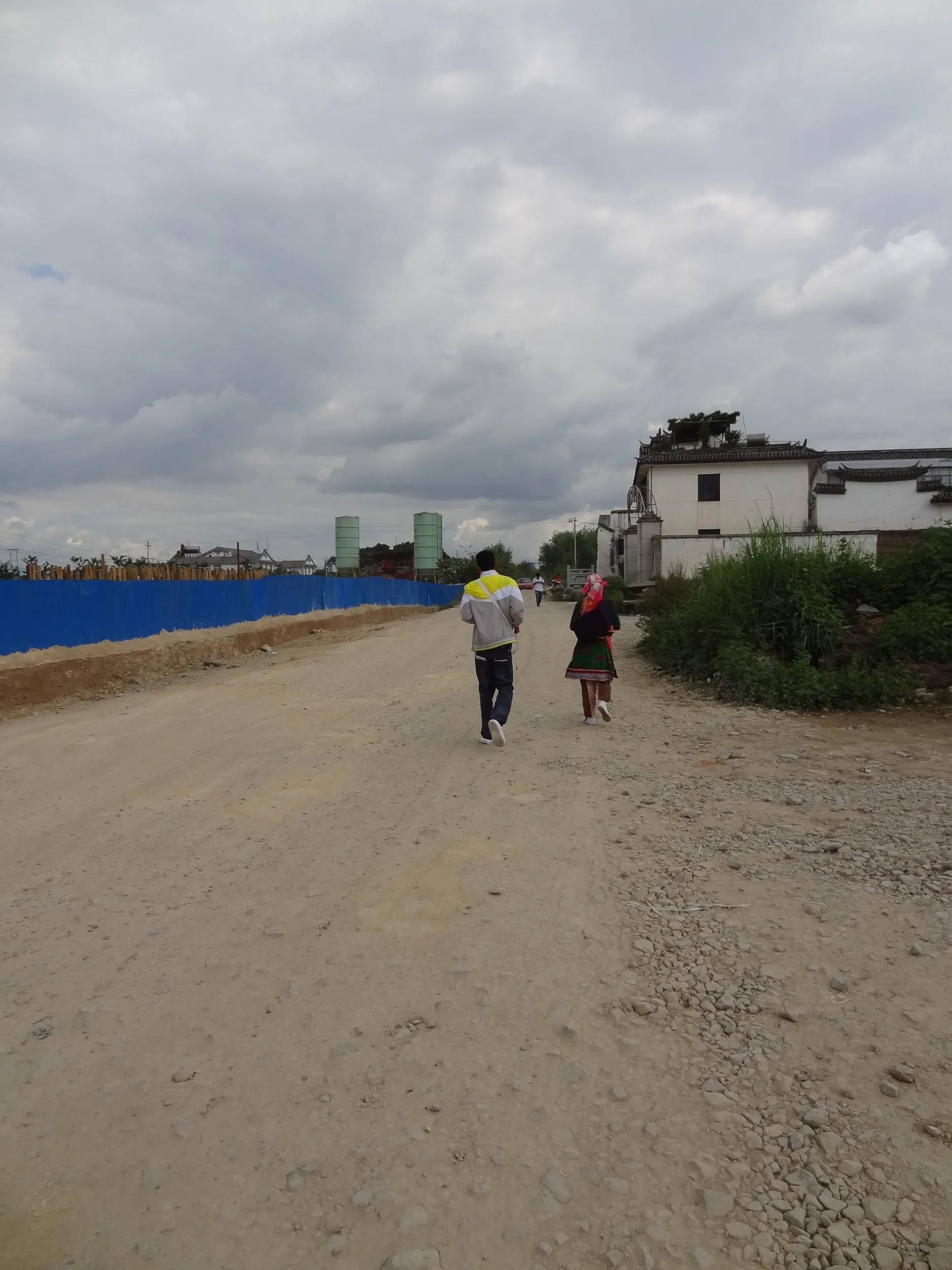 崇聖寺から大理古城へ歩いて行く