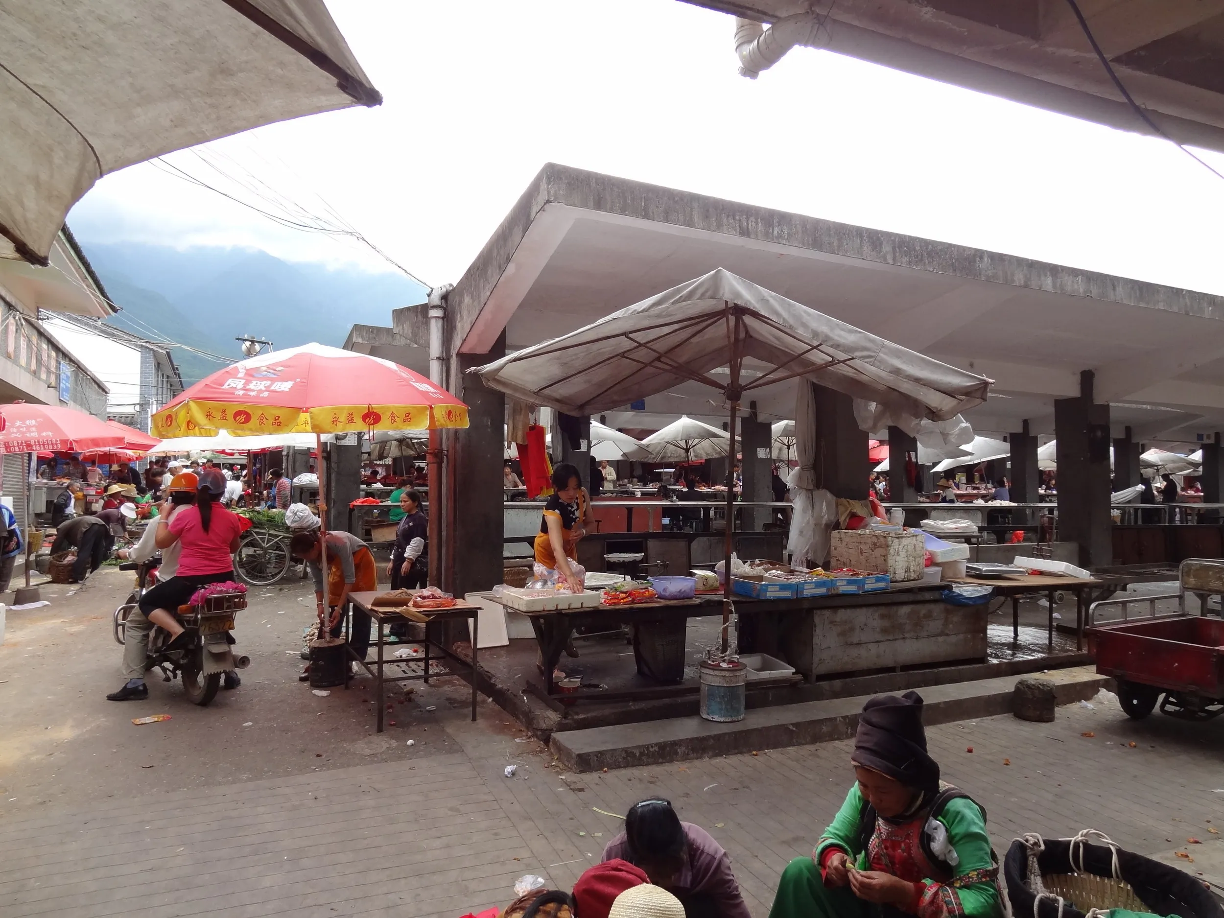 大理古城集貿市場という市場の中