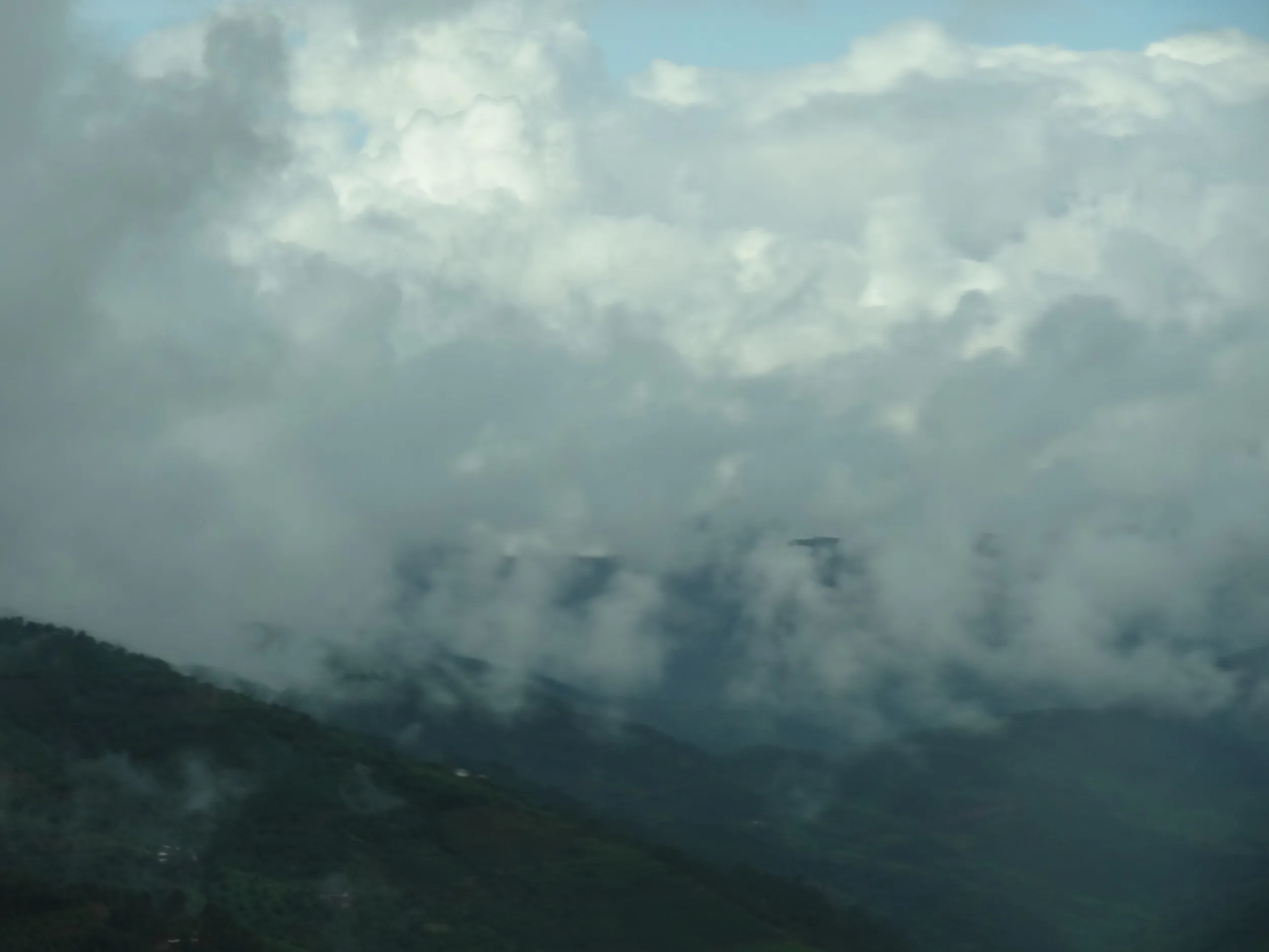 雲南の山々と雲
