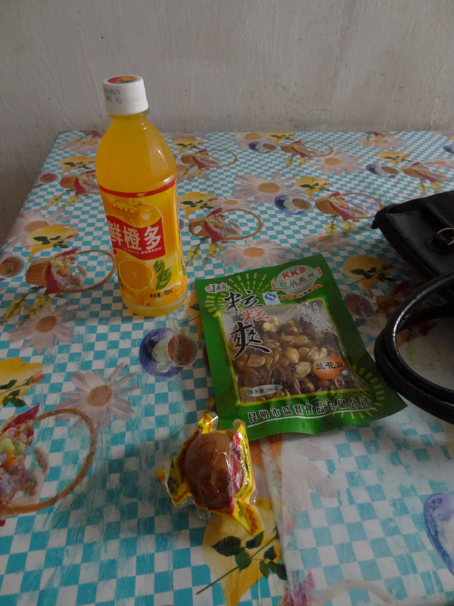 売店で買ったナッツとジュース、卵