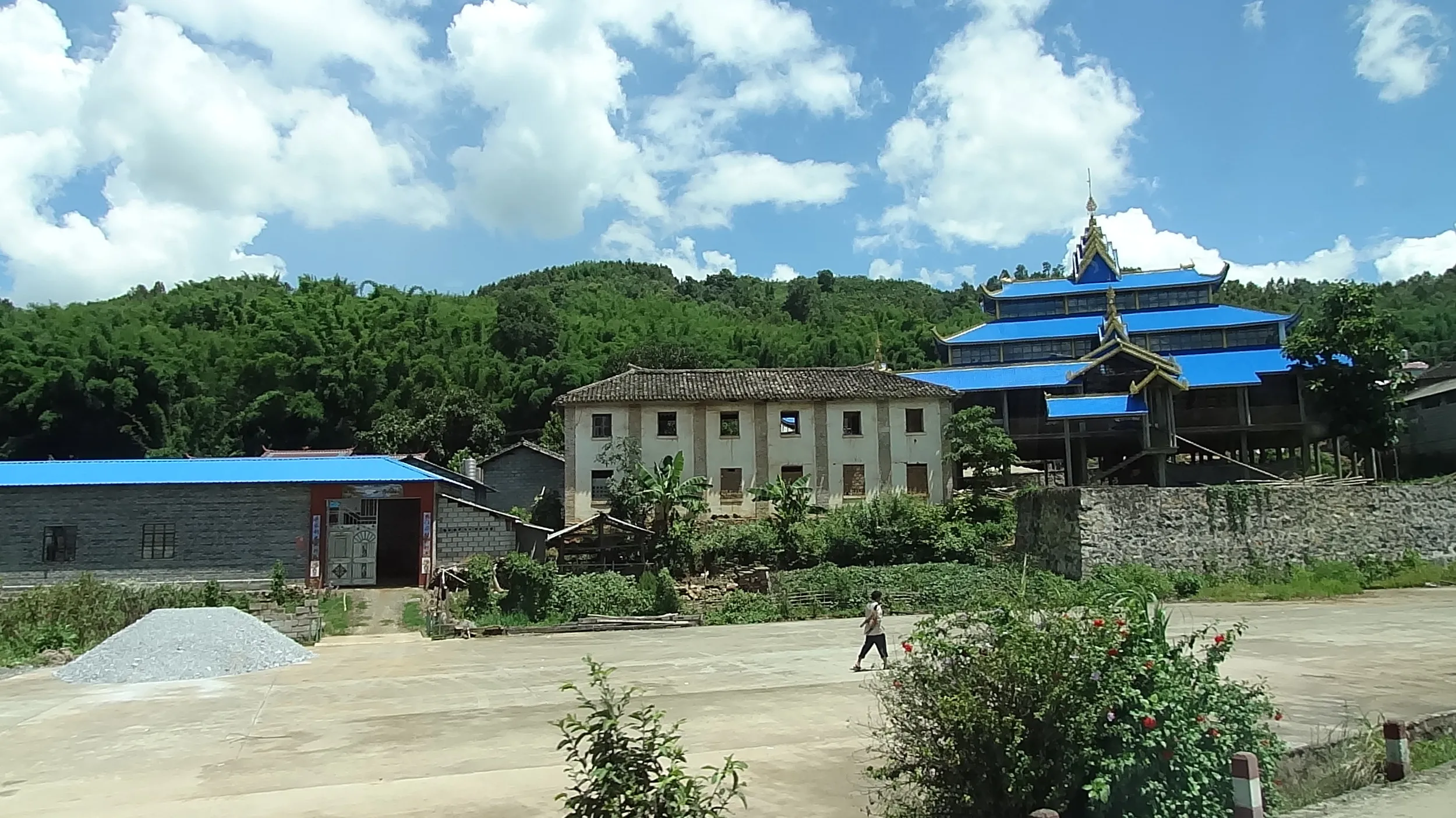 芒市郊外の風景