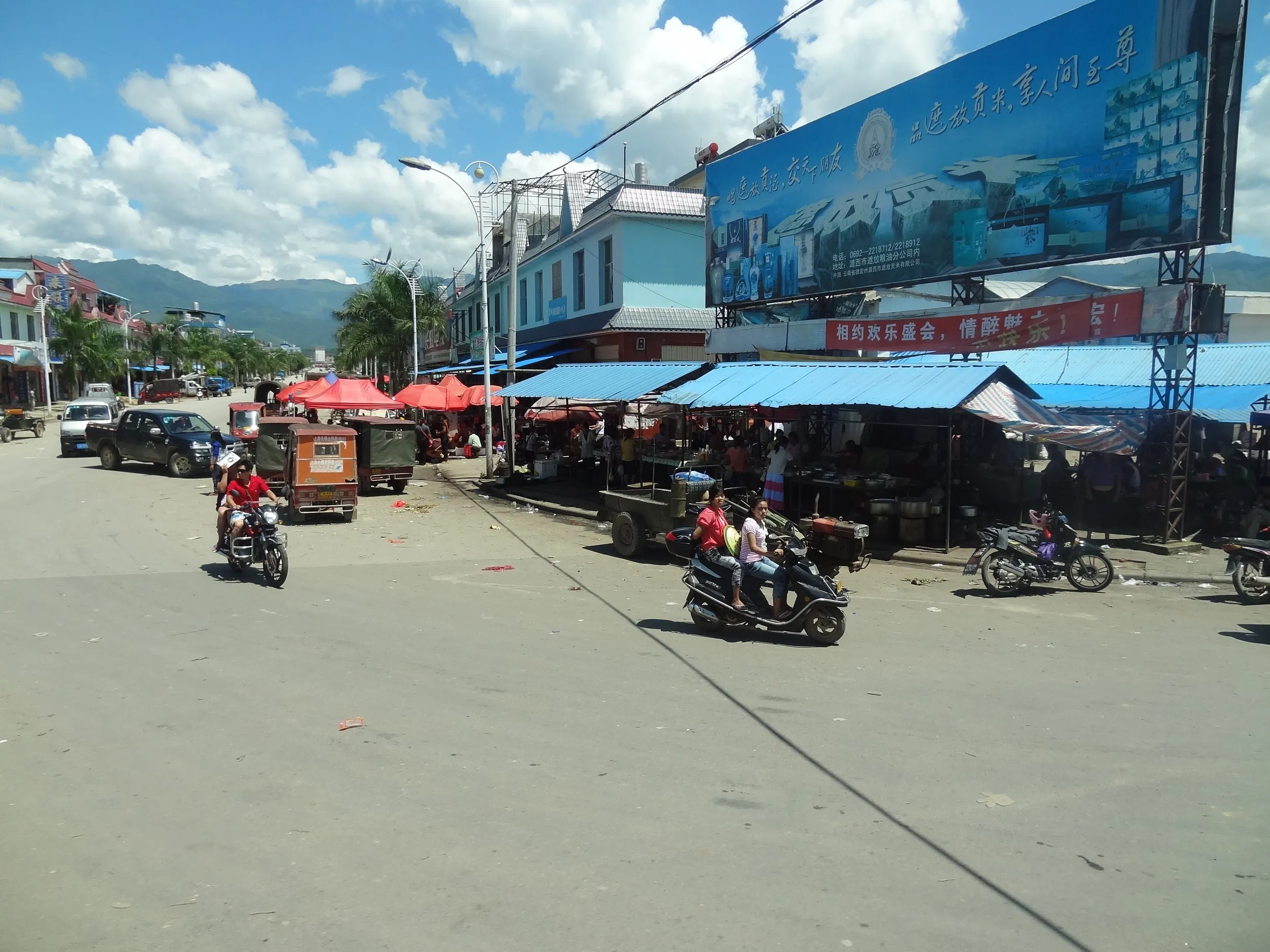 芒市郊外の集落の車窓風景