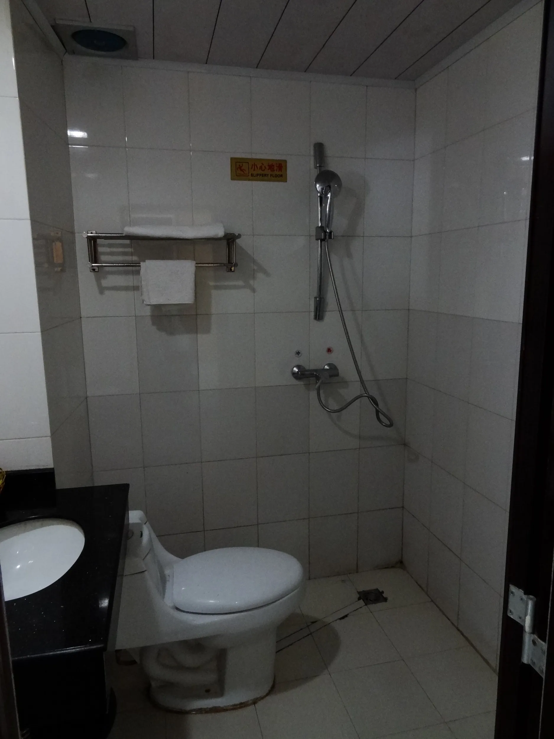 安ホテルのトイレとシャワー