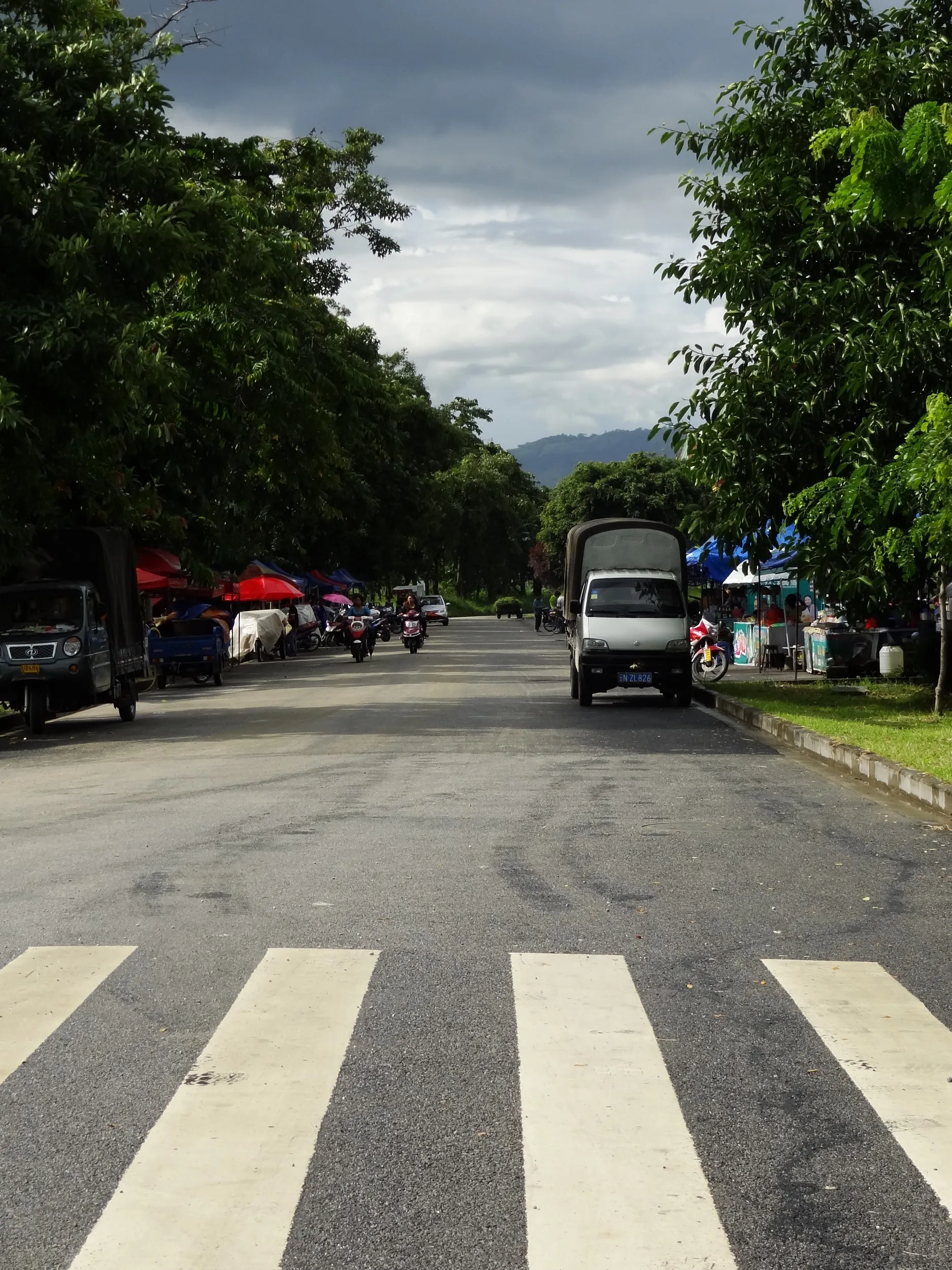 瑞麗江広場の中