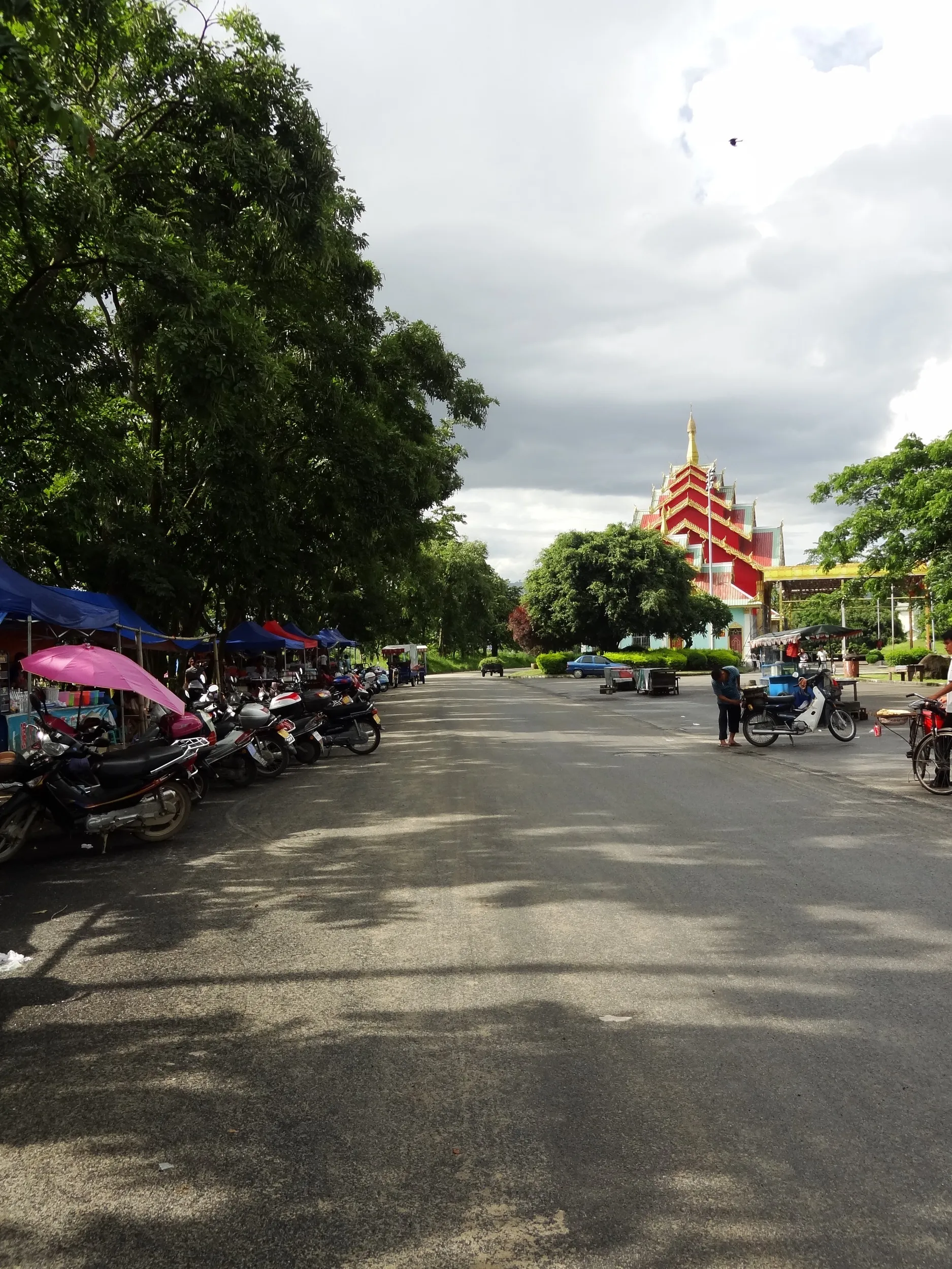 瑞麗江広場の屋台と人々