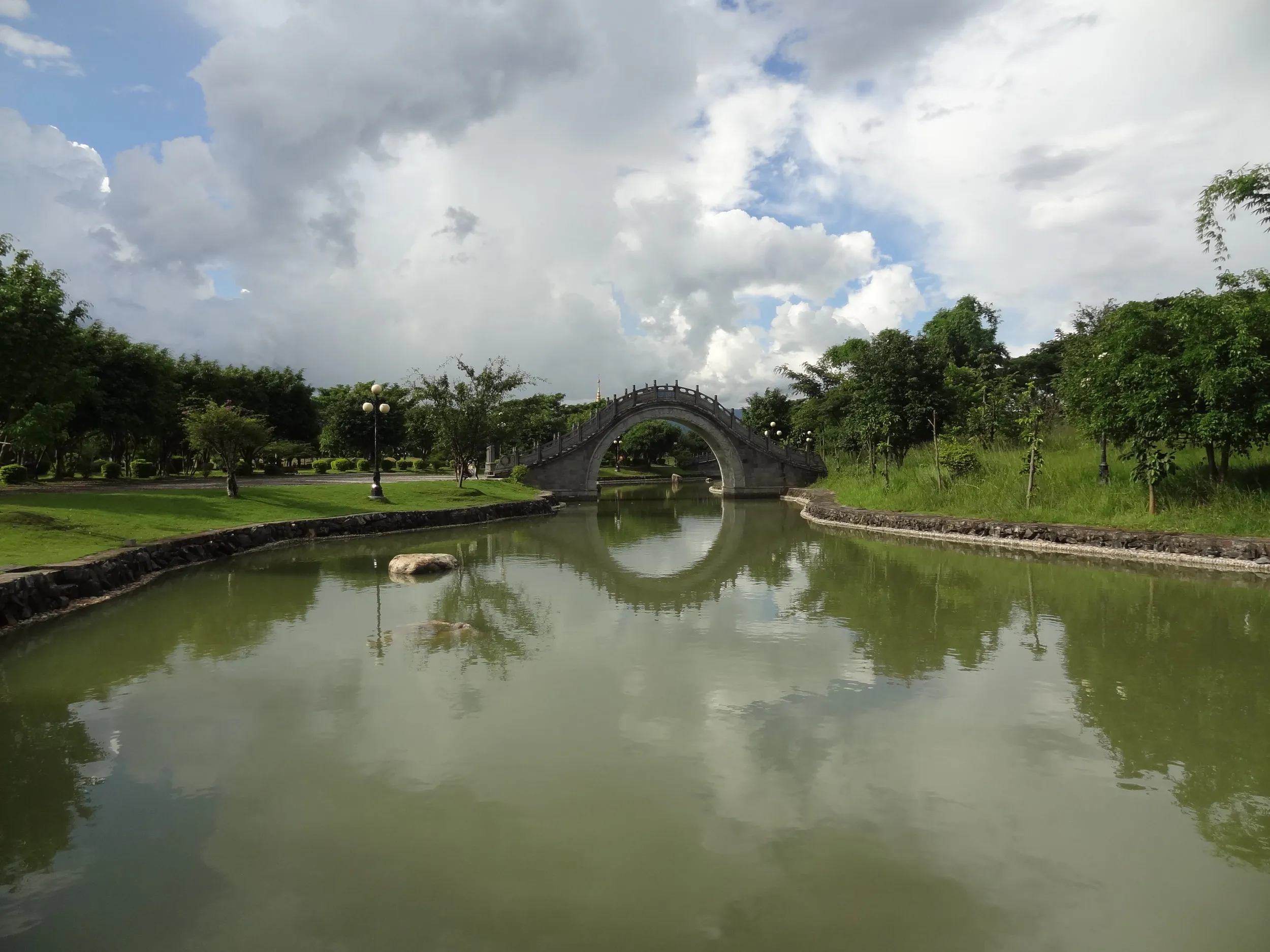 瑞麗江広場の公園