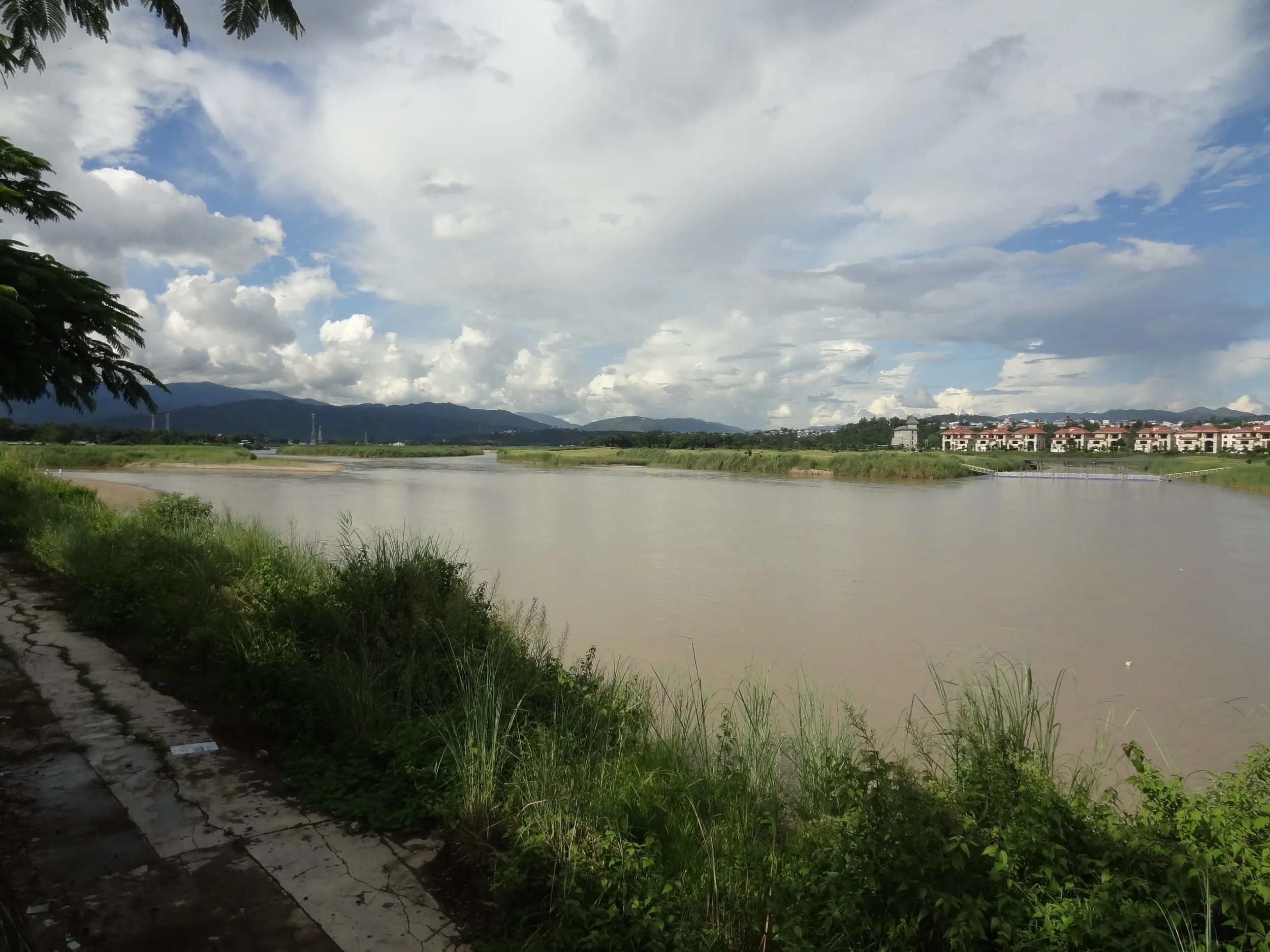 瑞麗江と対岸の姐告貿易地区