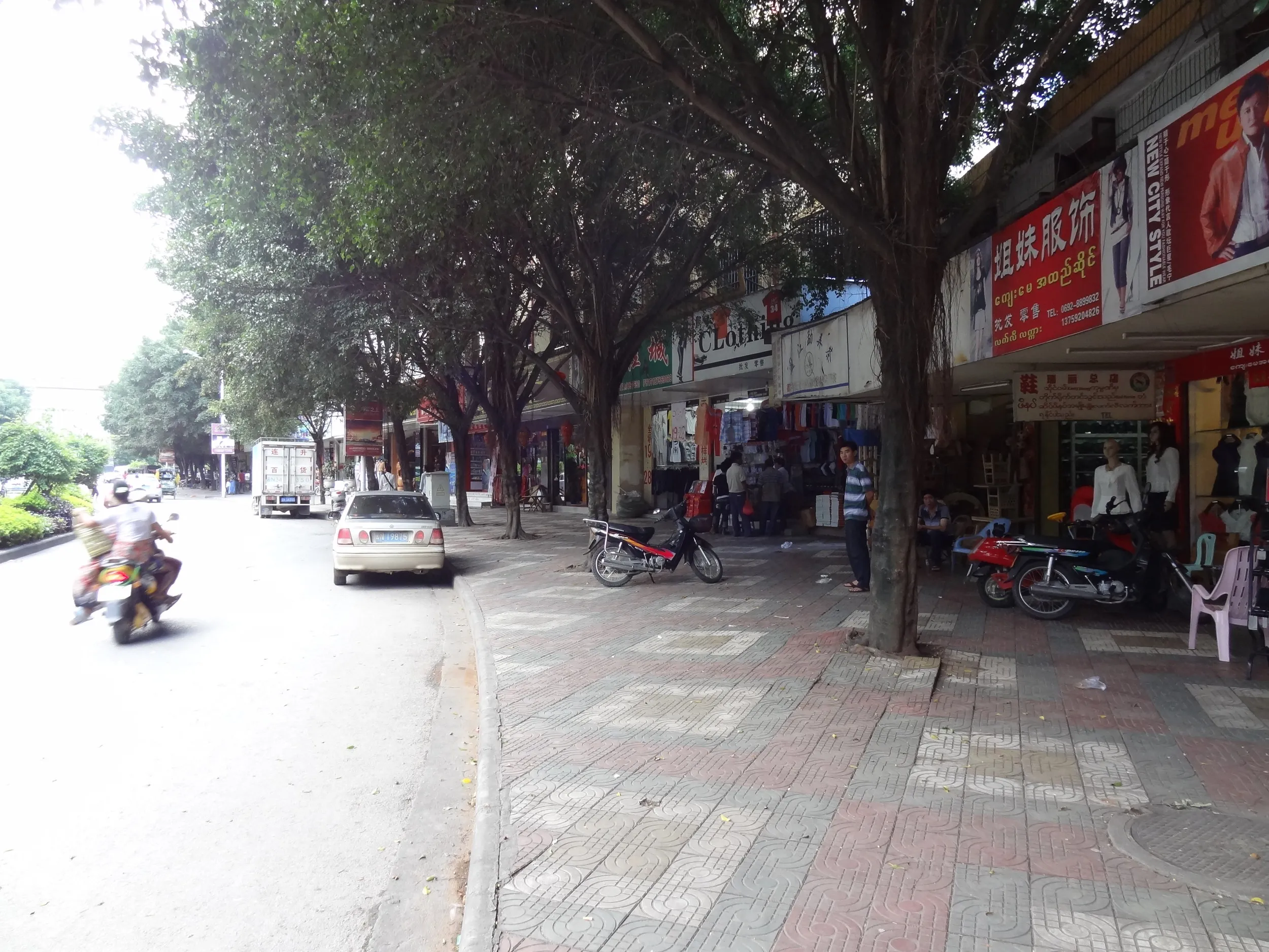 南卯付近の商店街