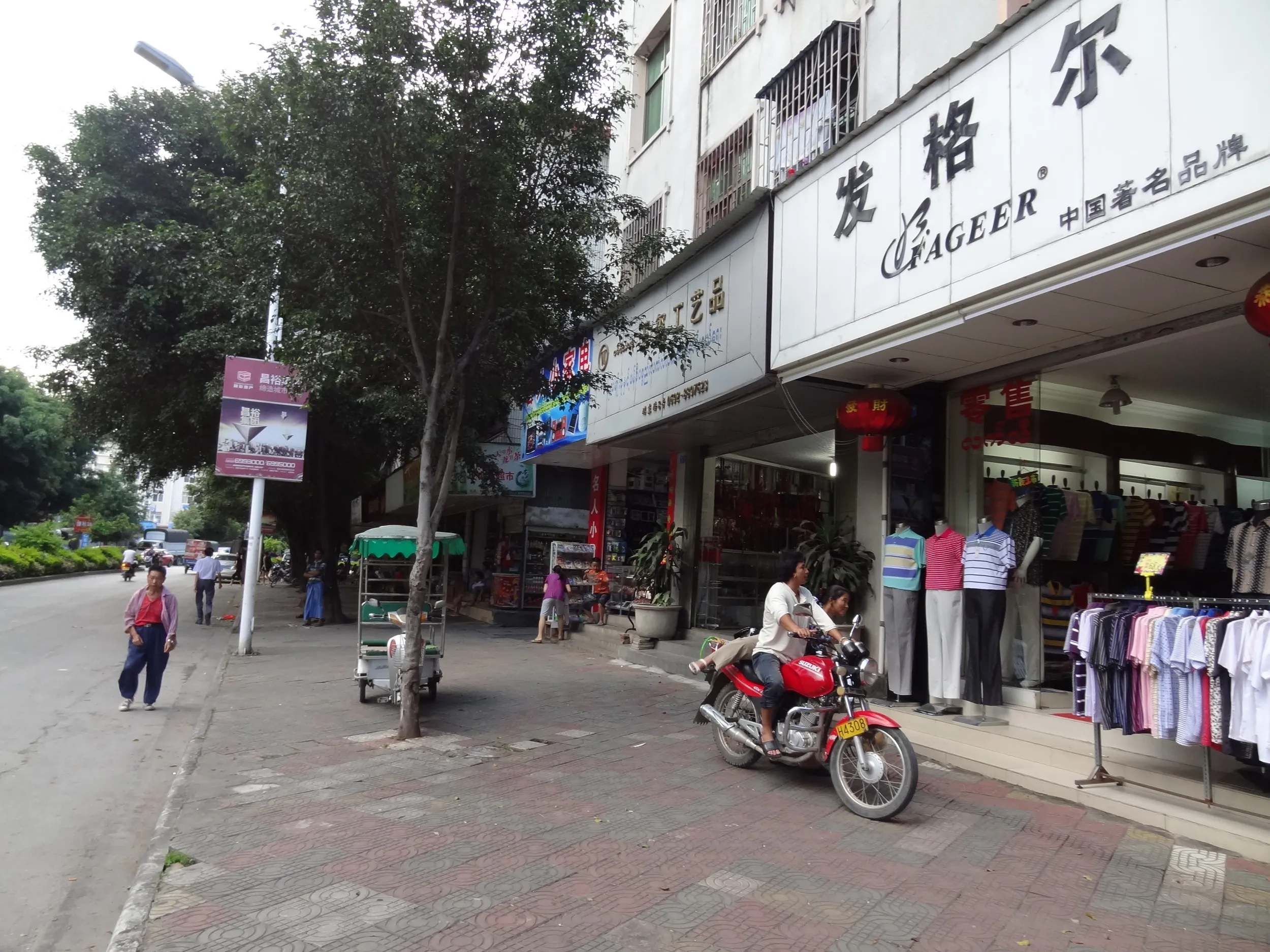 南卯街付近の商店街