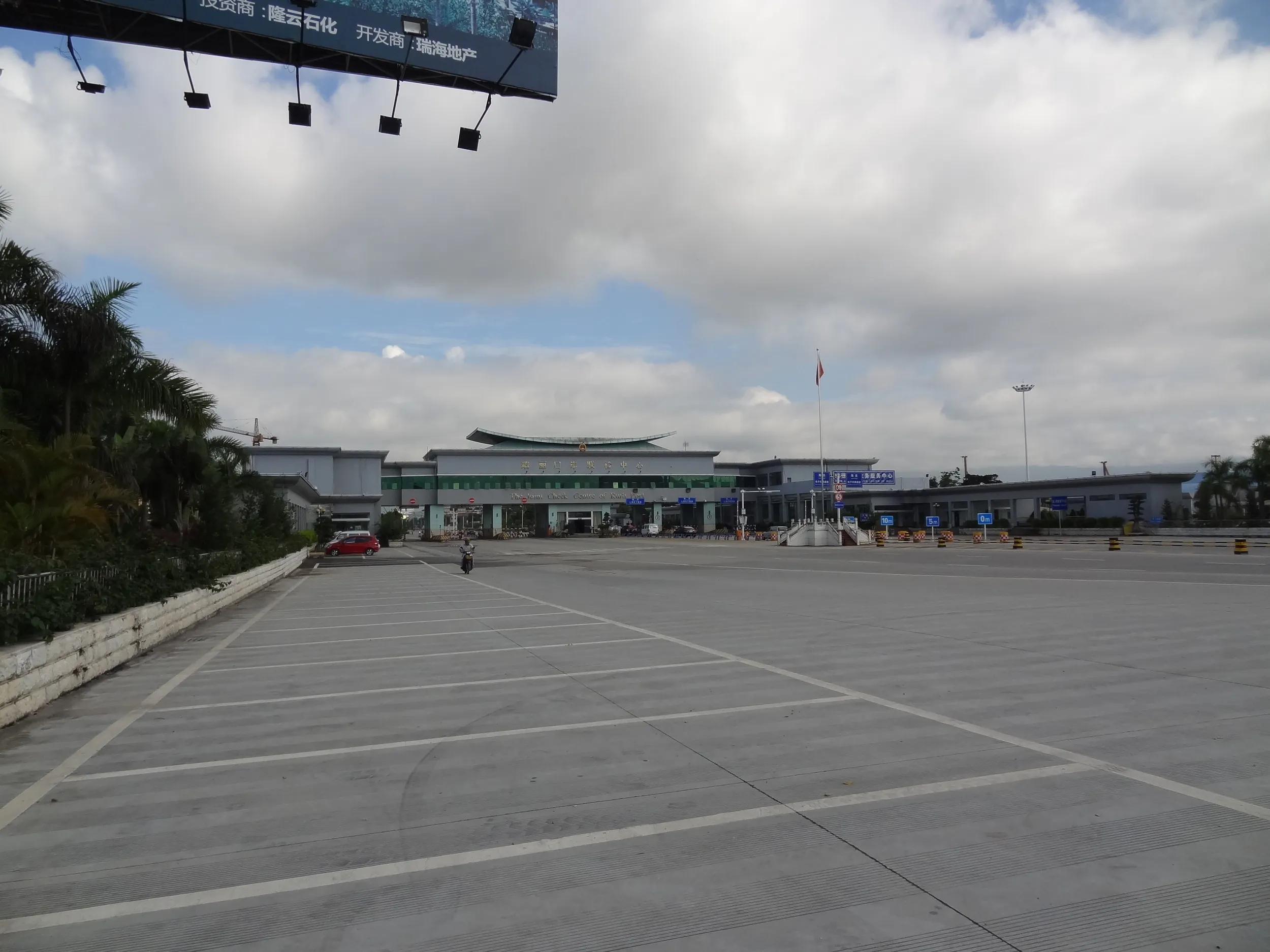 姐告大橋の前にある駐車場