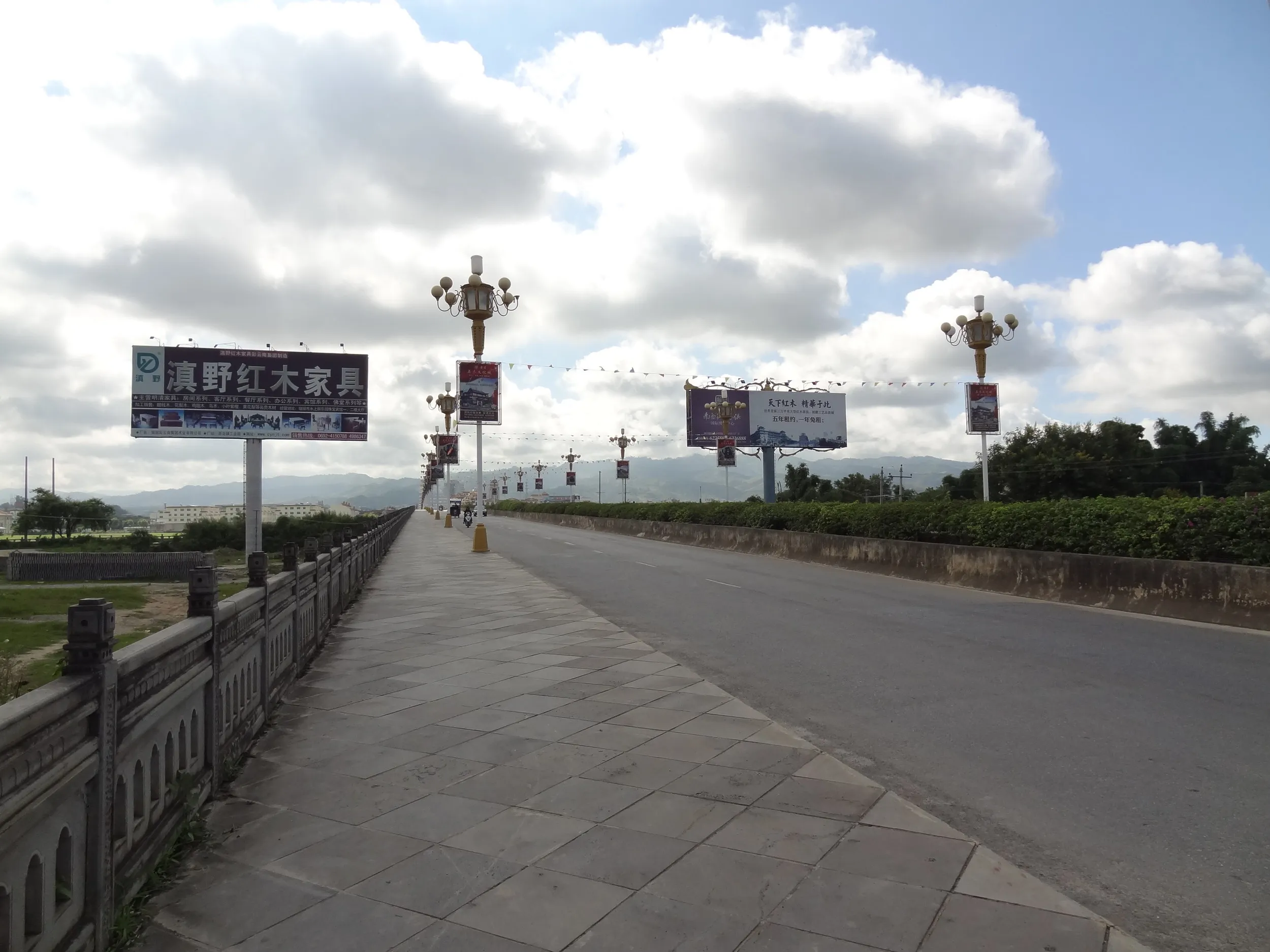 姐告大橋を渡る