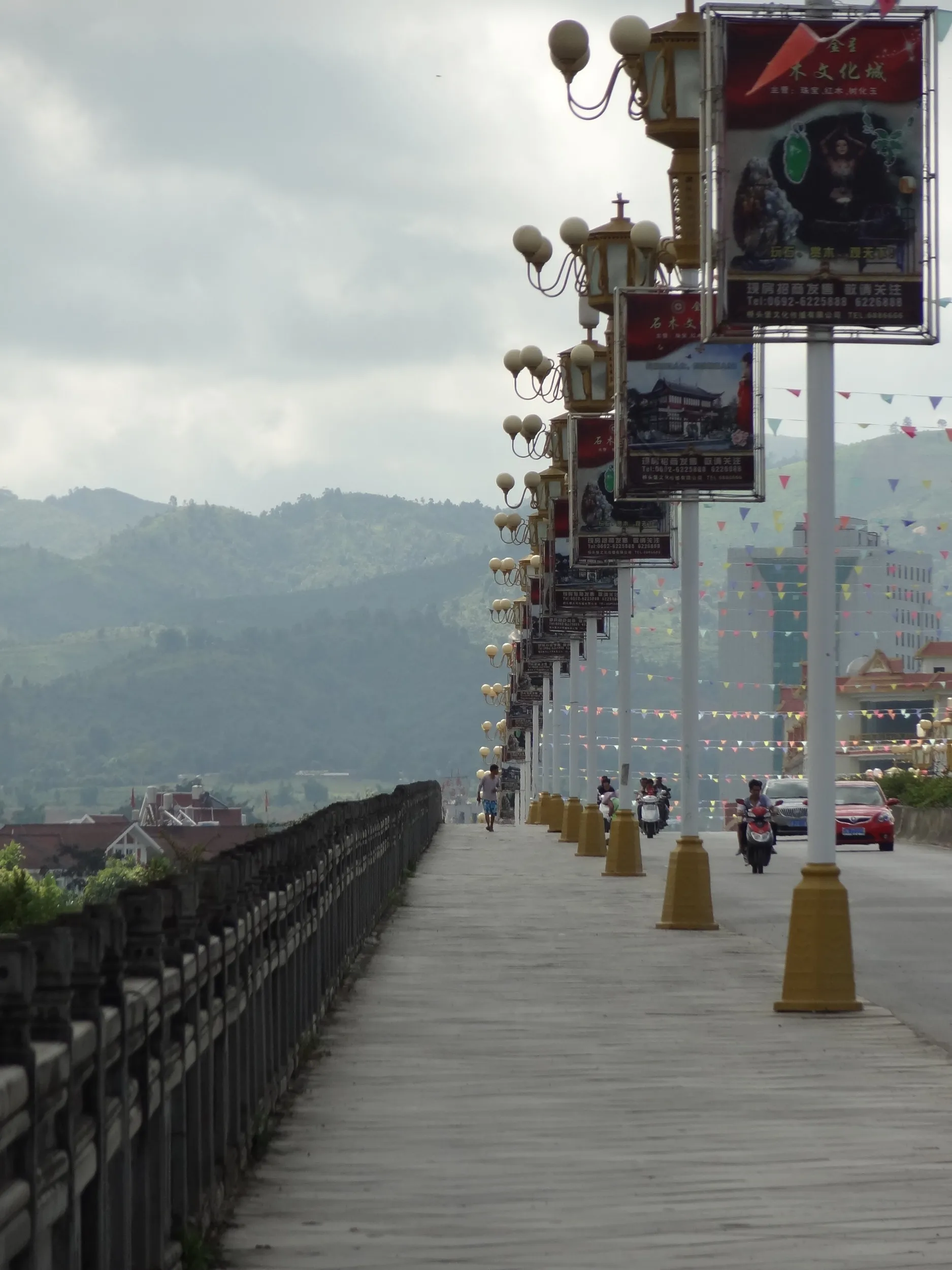 姐告大橋を渡る