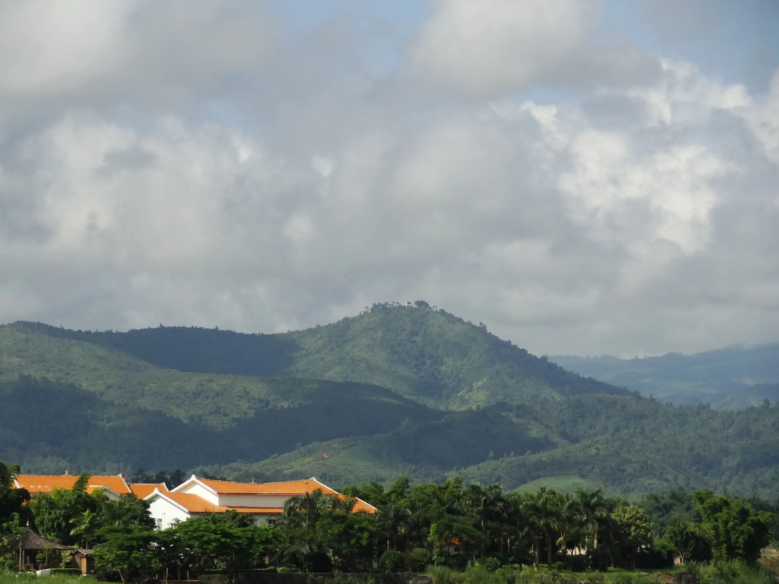 瑞麗周辺の山々