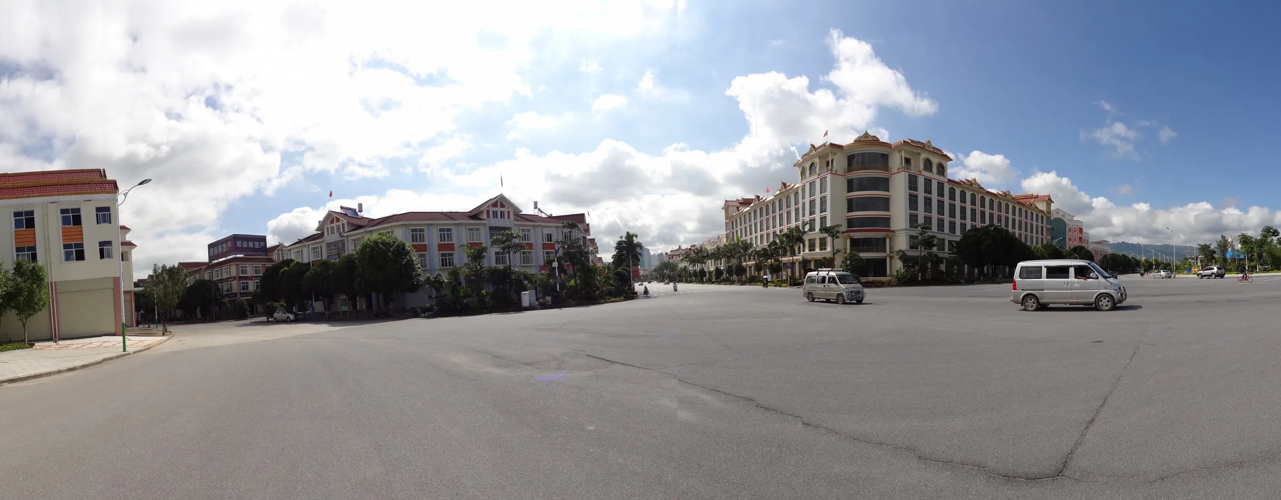 姐告辺境貿易区の街並のパノラマ写真