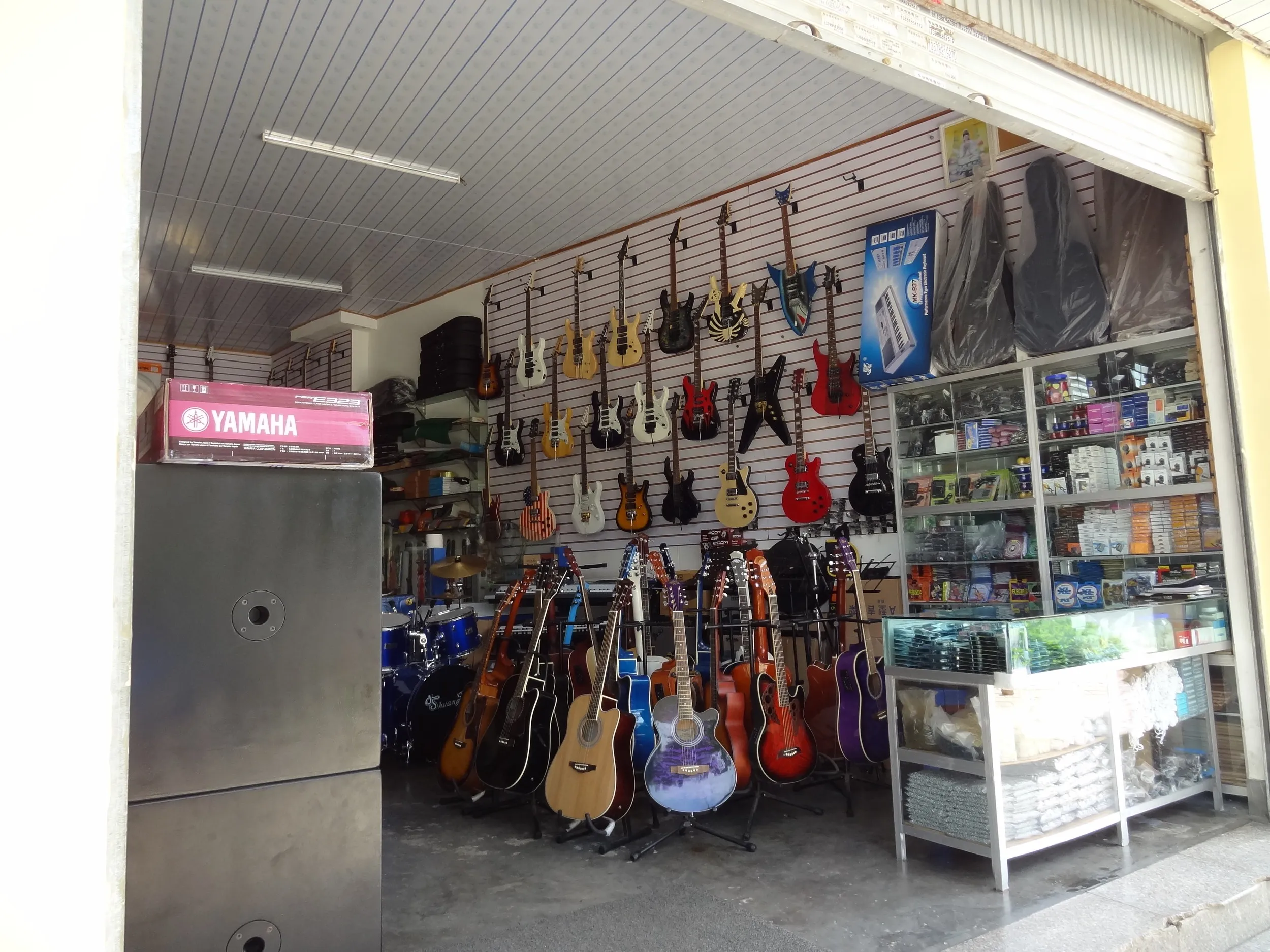 楽器屋さん