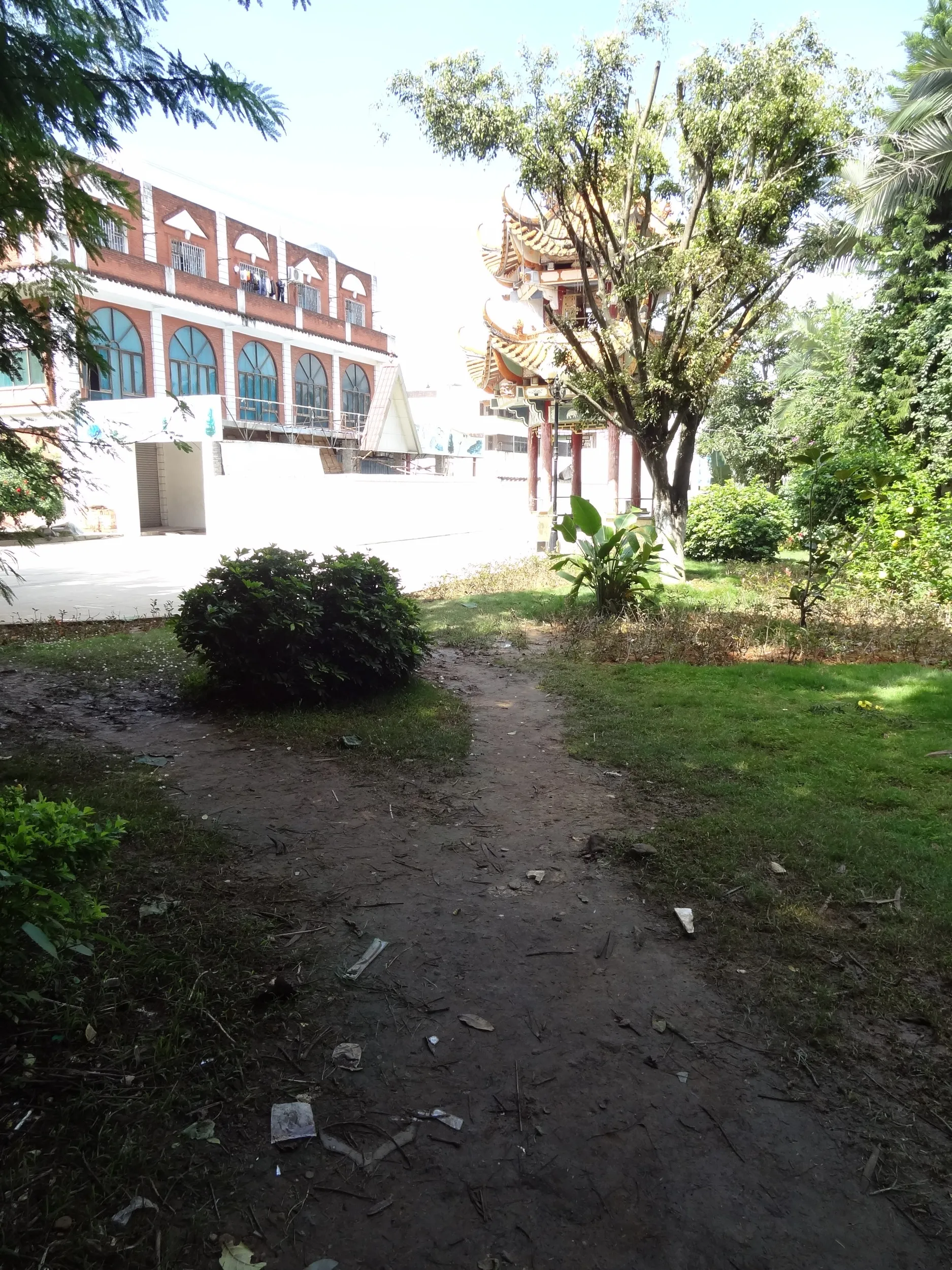 柵を越えて行く