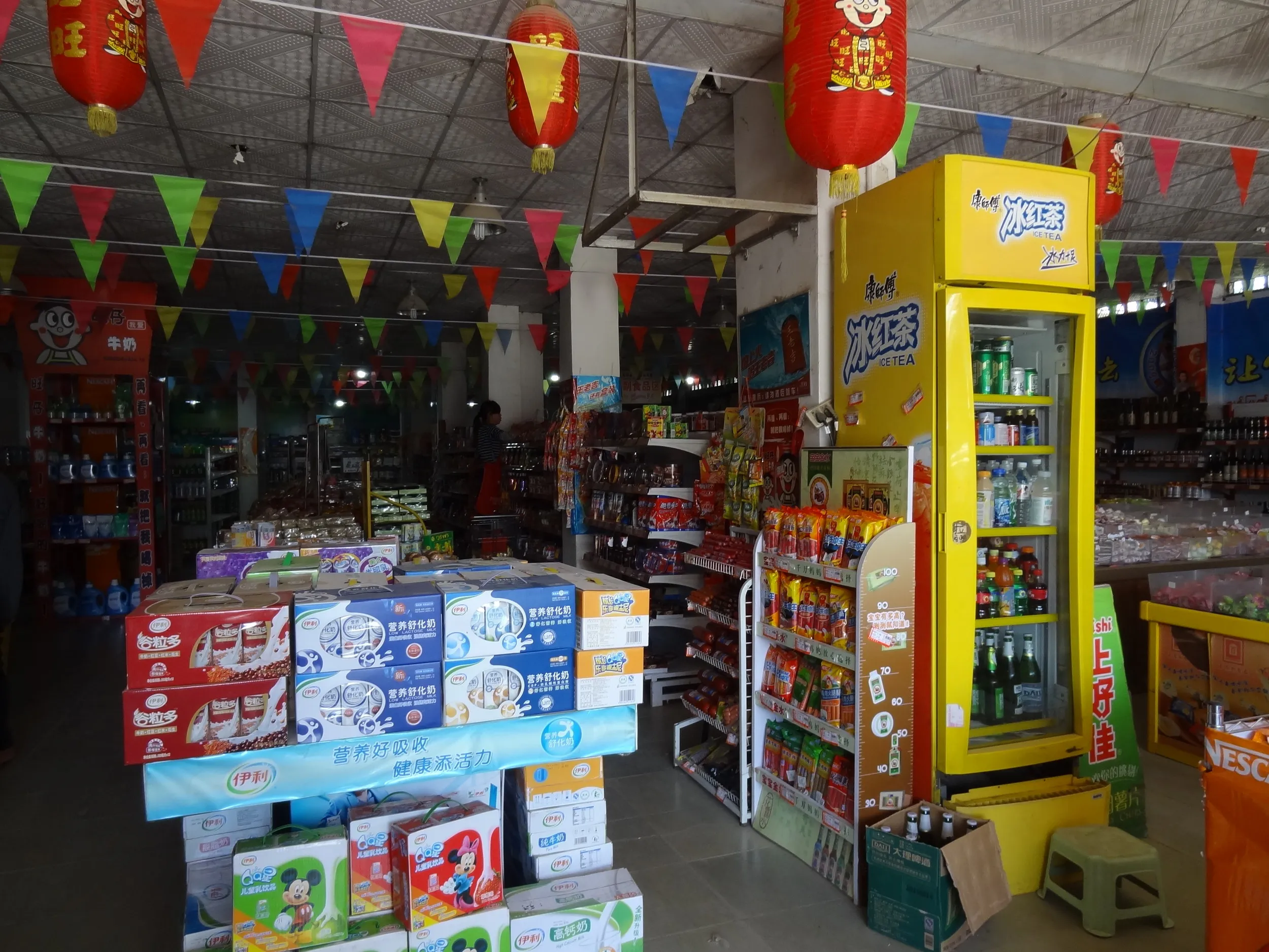 中国の商品が並ぶ商店